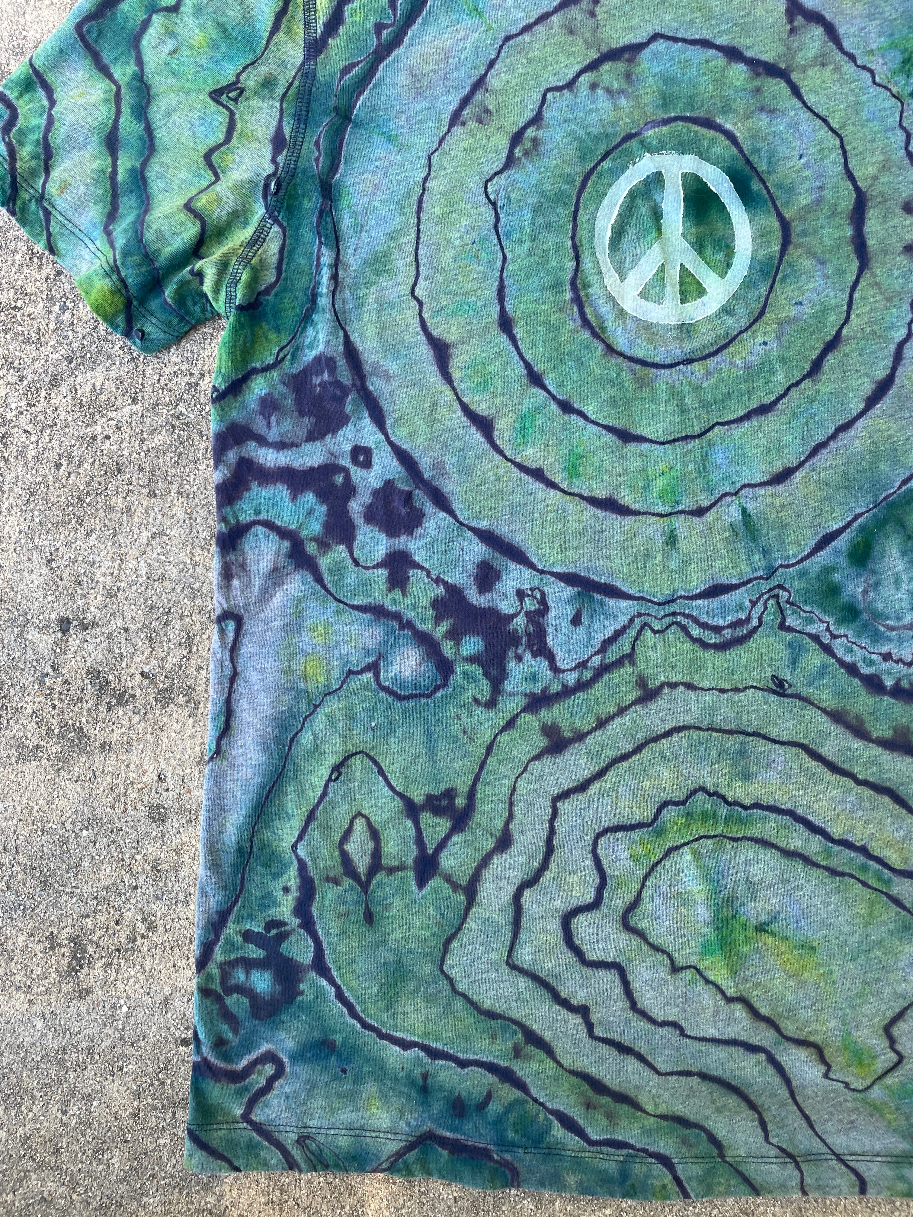 Hand-Printed Peace Sign Short Sleeve Blue and Green Geode Reverse Tie Dye T-Shirt | Men's Size Medium