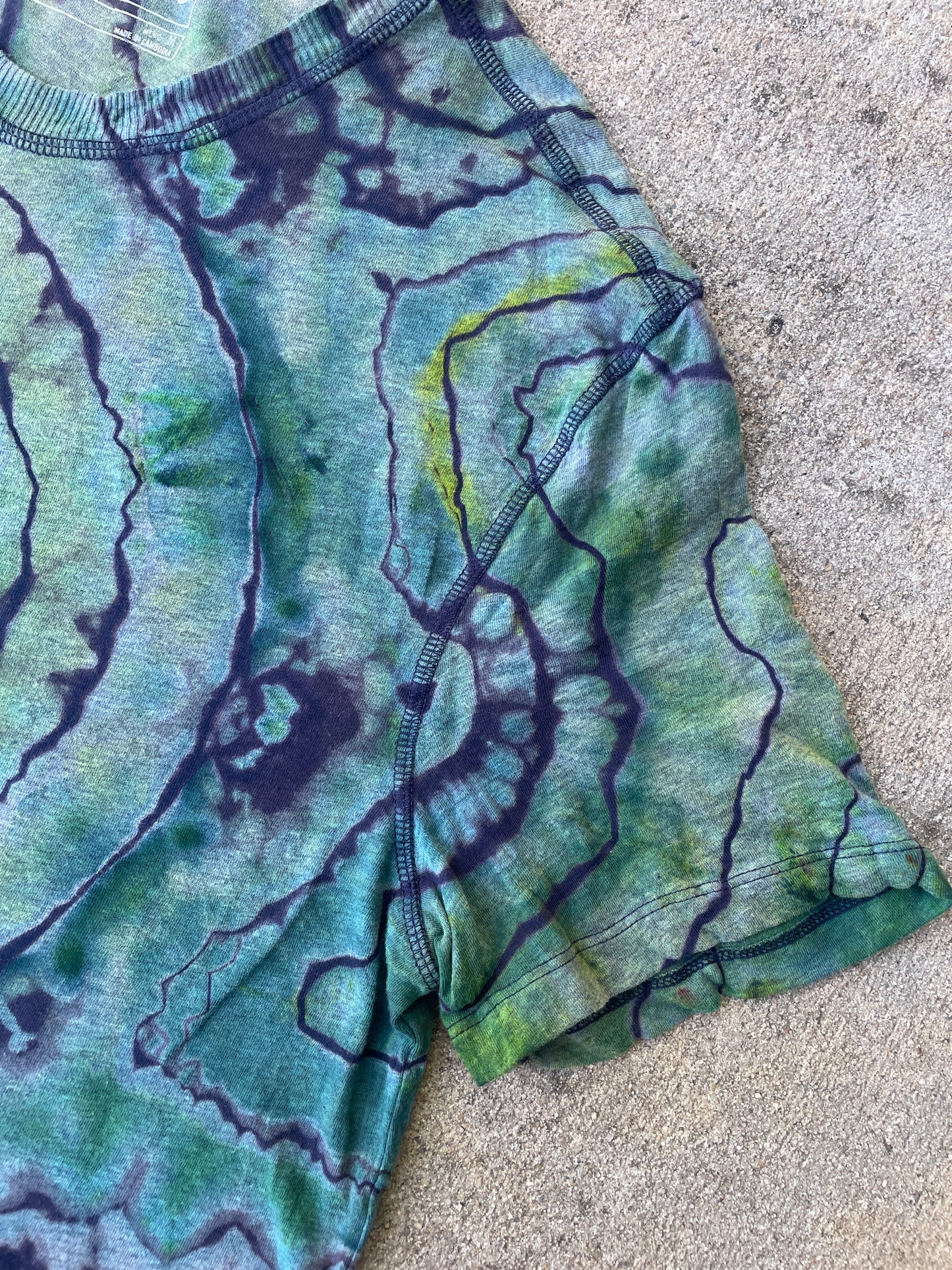 Hand-Printed Peace Sign Short Sleeve Blue and Green Geode Reverse Tie Dye T-Shirt | Men's Size Medium
