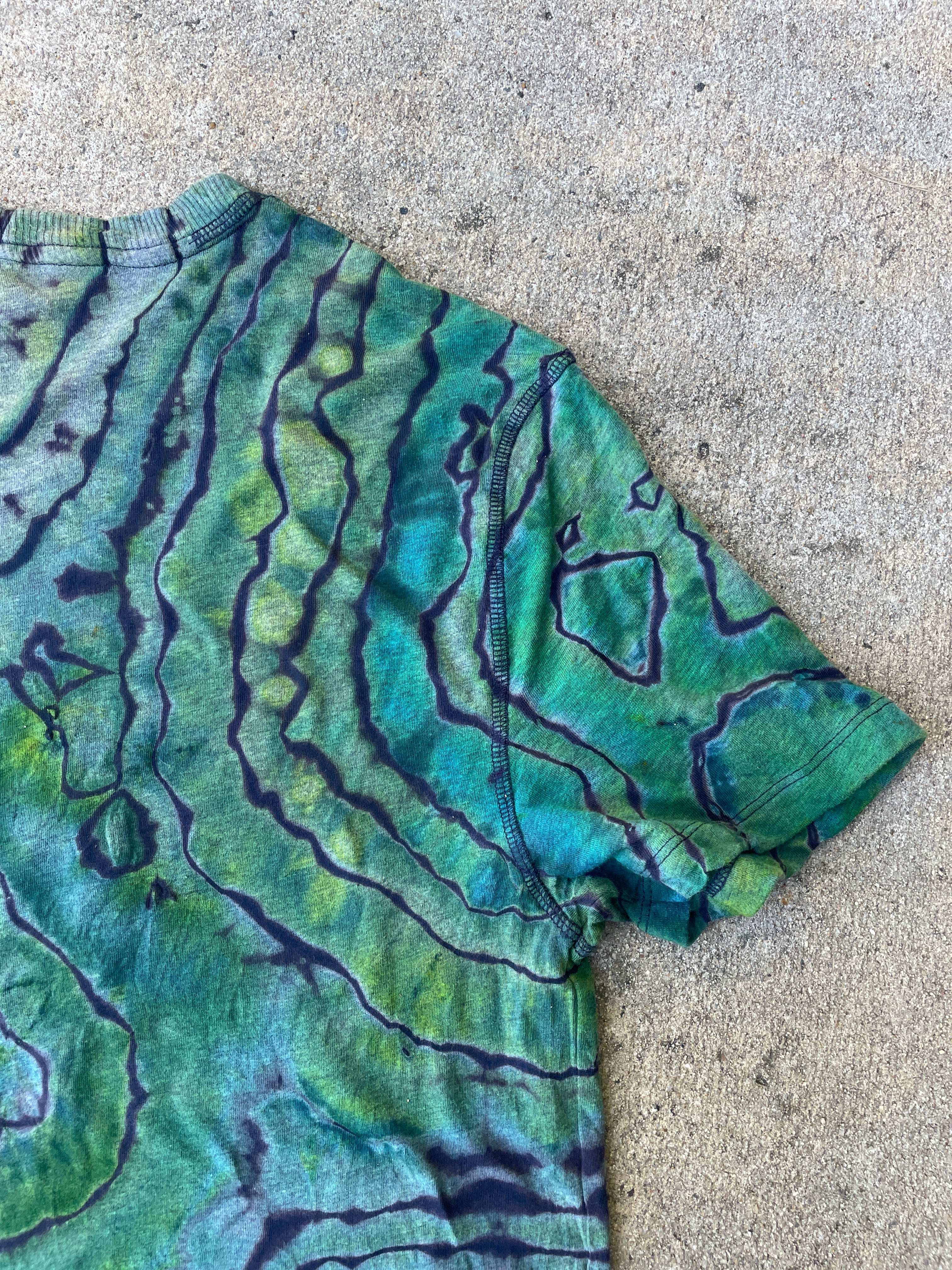 Hand-Printed Peace Sign Short Sleeve Blue and Green Geode Reverse Tie Dye T-Shirt | Men's Size Medium