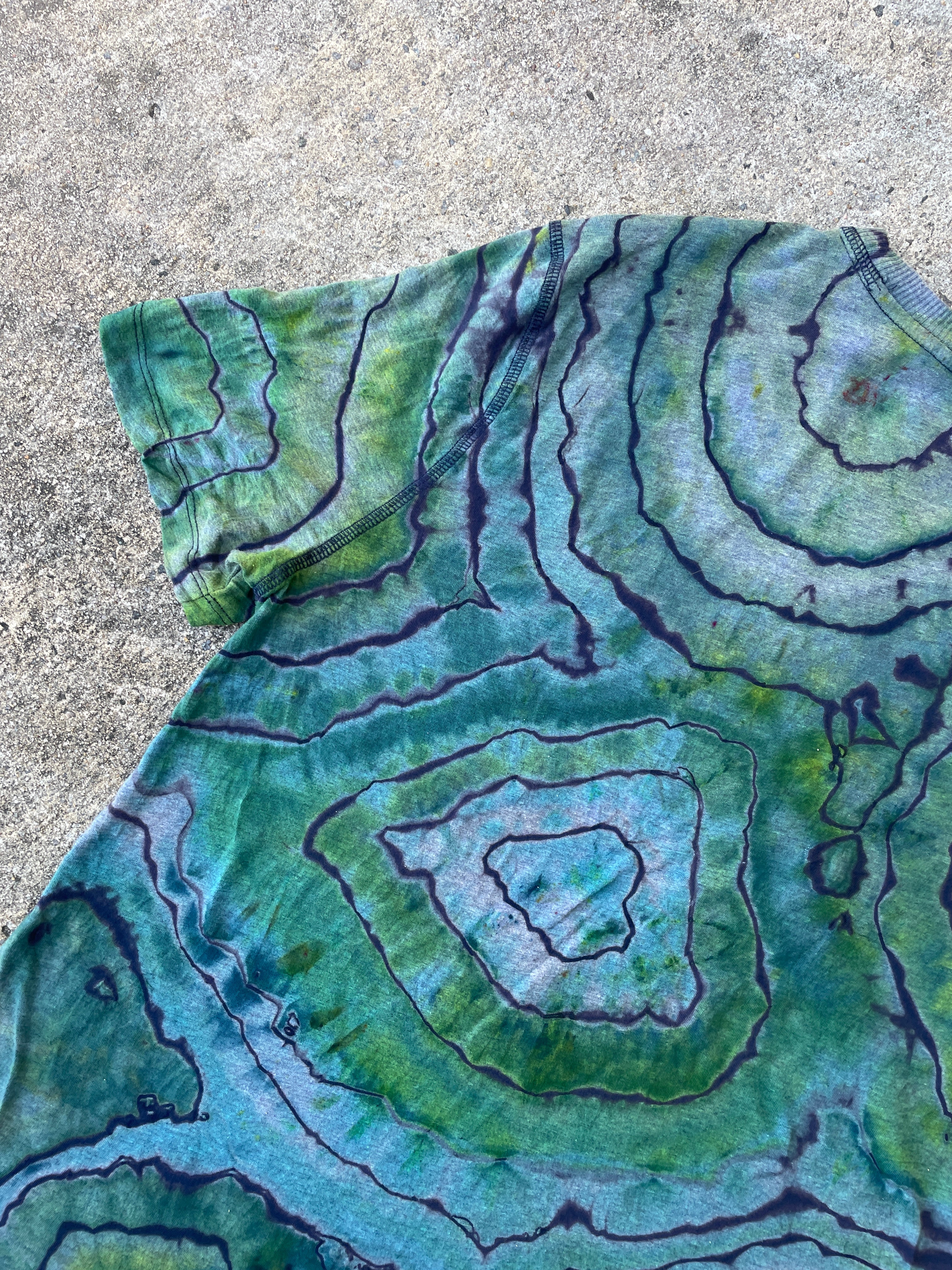 Hand-Printed Peace Sign Short Sleeve Blue and Green Geode Reverse Tie Dye T-Shirt | Men's Size Medium