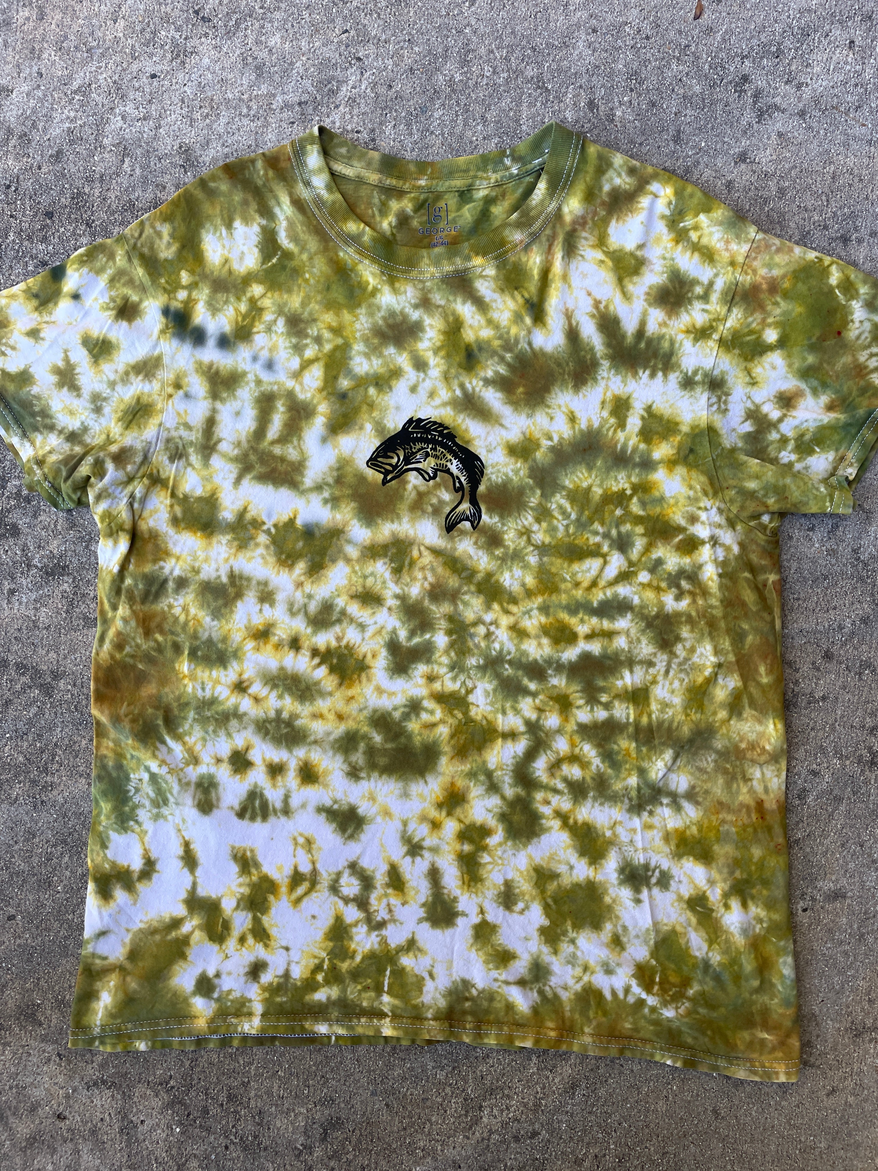 Hand-Printed Largemouth Bass White and Green Tie Dye Short Sleeve T-Shirt | Men's Size Large