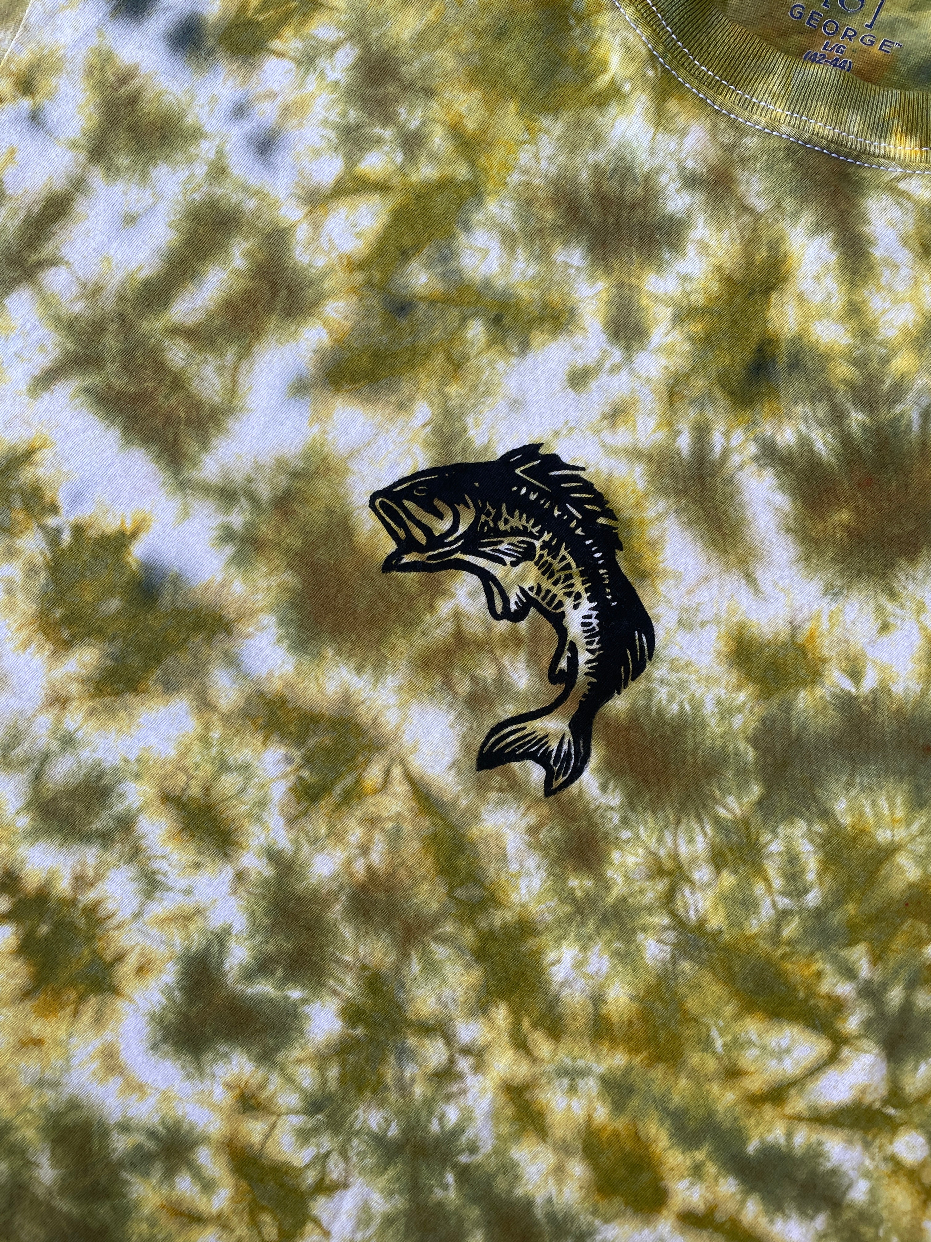 Hand-Printed Largemouth Bass White and Green Tie Dye Short Sleeve T-Shirt | Men's Size Large