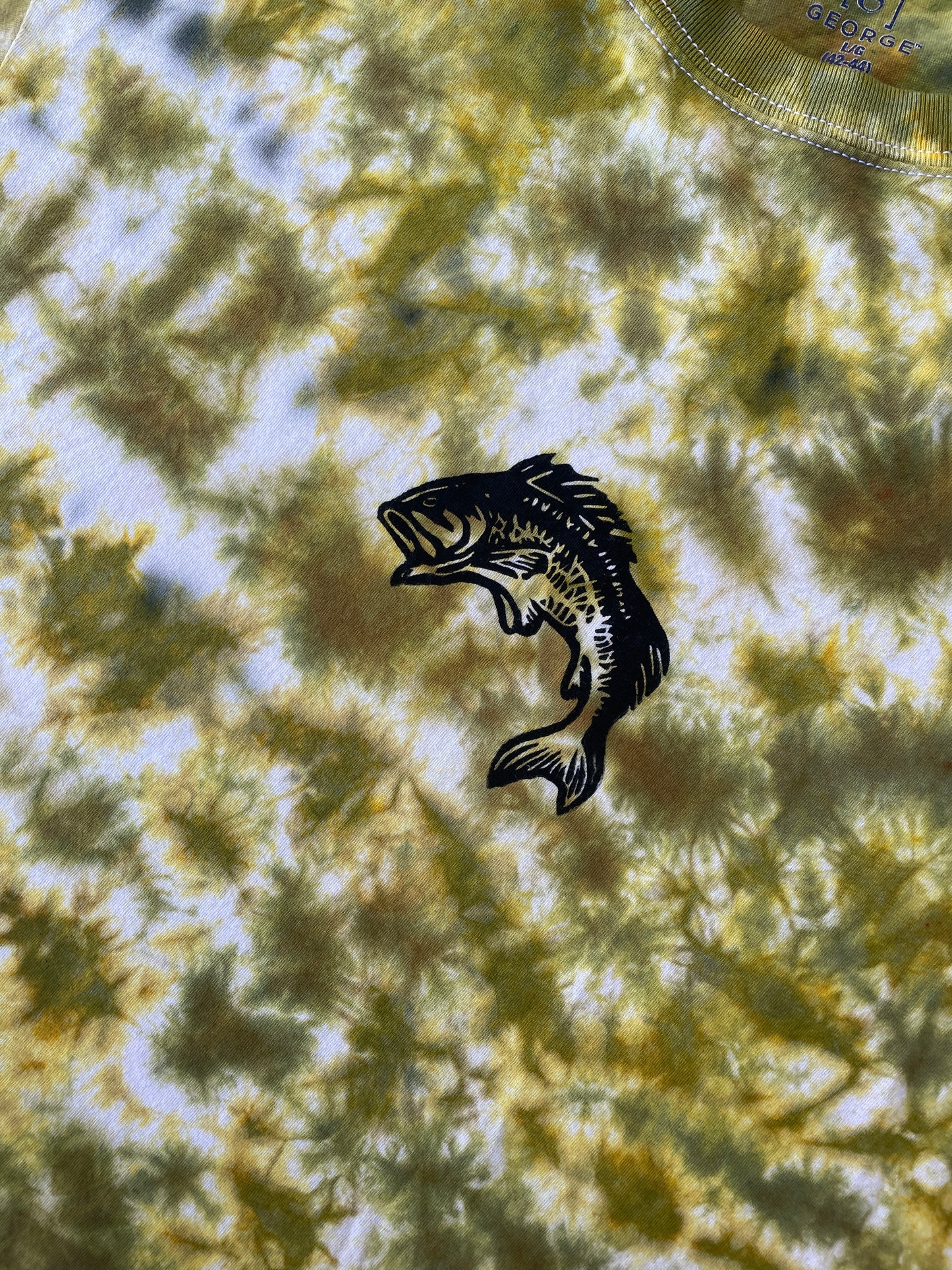 Hand-Printed Largemouth Bass White and Green Tie Dye Short Sleeve T-Shirt | Men's Size Large