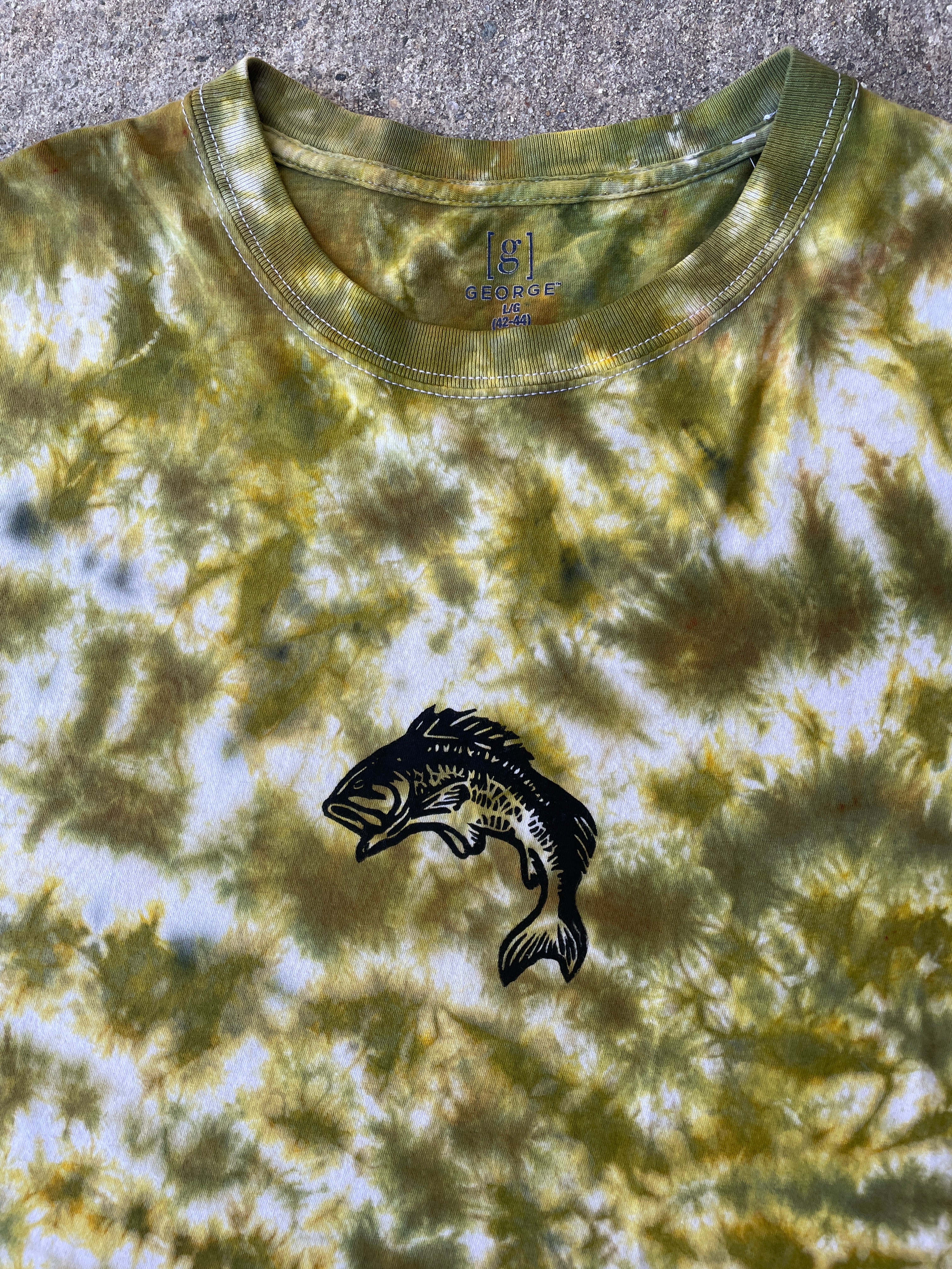 Hand-Printed Largemouth Bass White and Green Tie Dye Short Sleeve T-Shirt | Men's Size Large