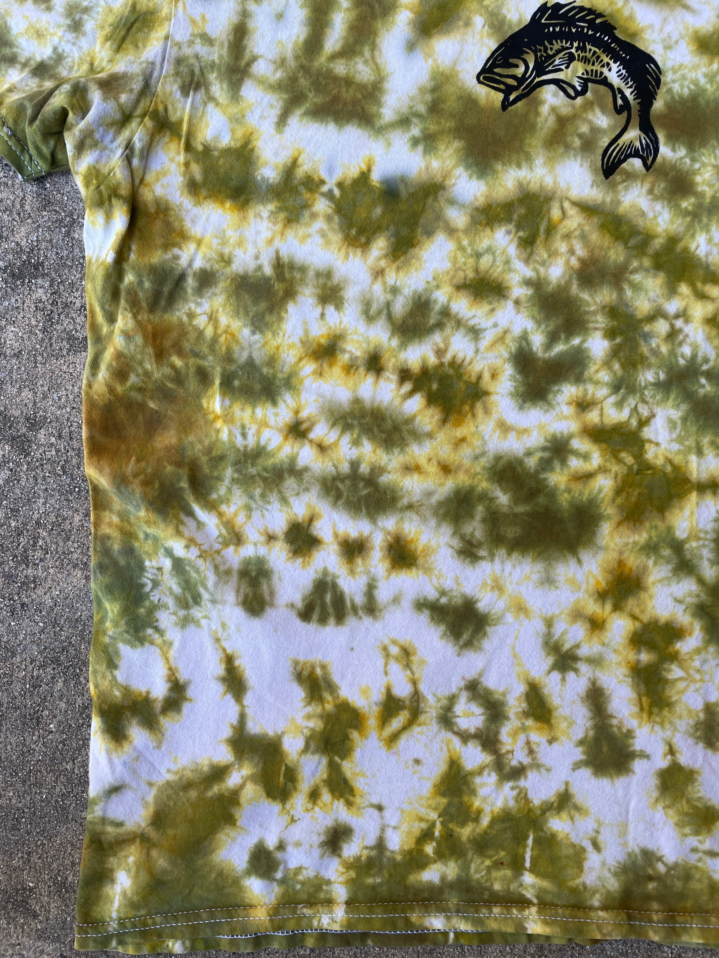 Hand-Printed Largemouth Bass White and Green Tie Dye Short Sleeve T-Shirt | Men's Size Large