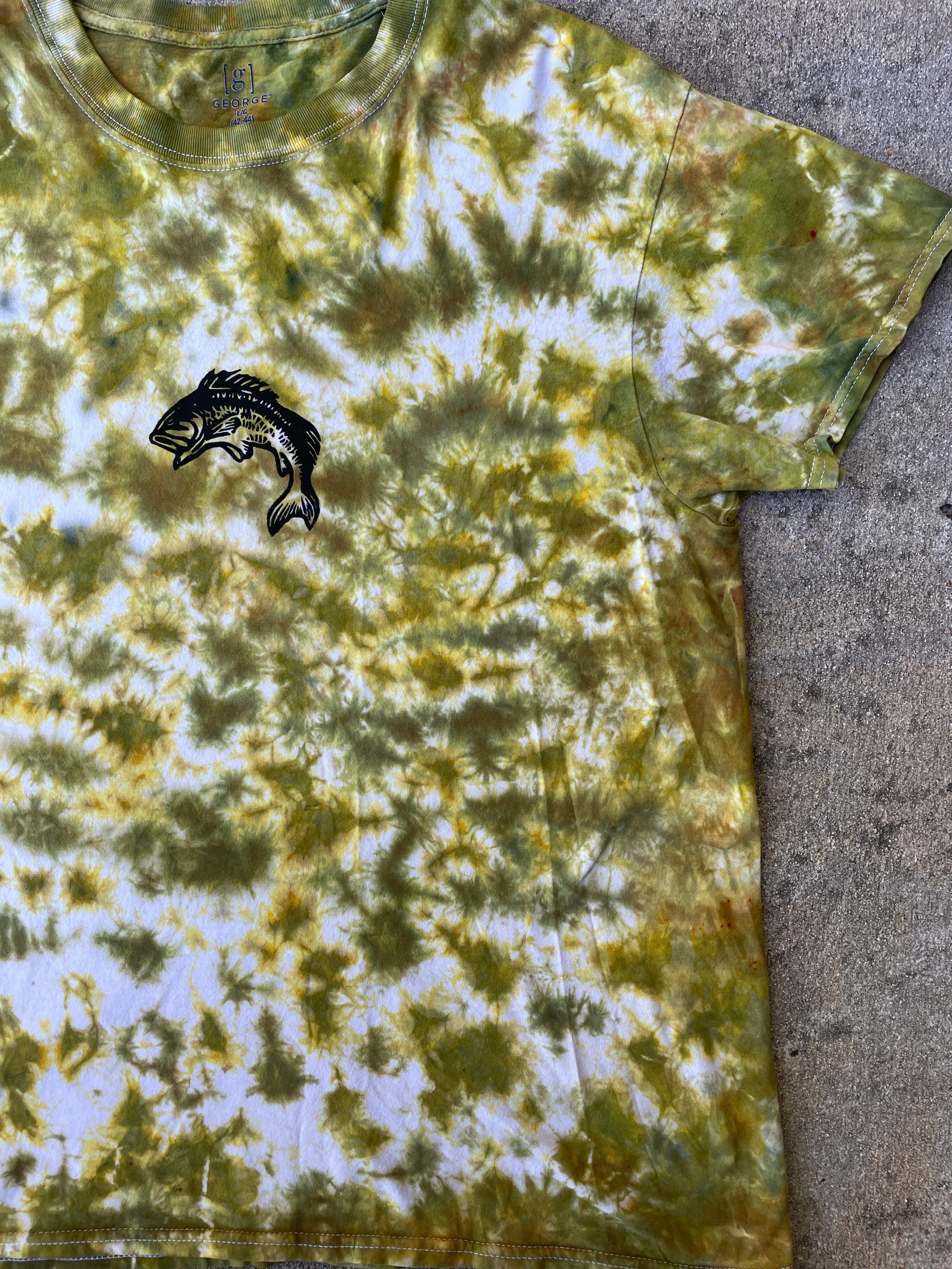 Hand-Printed Largemouth Bass White and Green Tie Dye Short Sleeve T-Shirt | Men's Size Large
