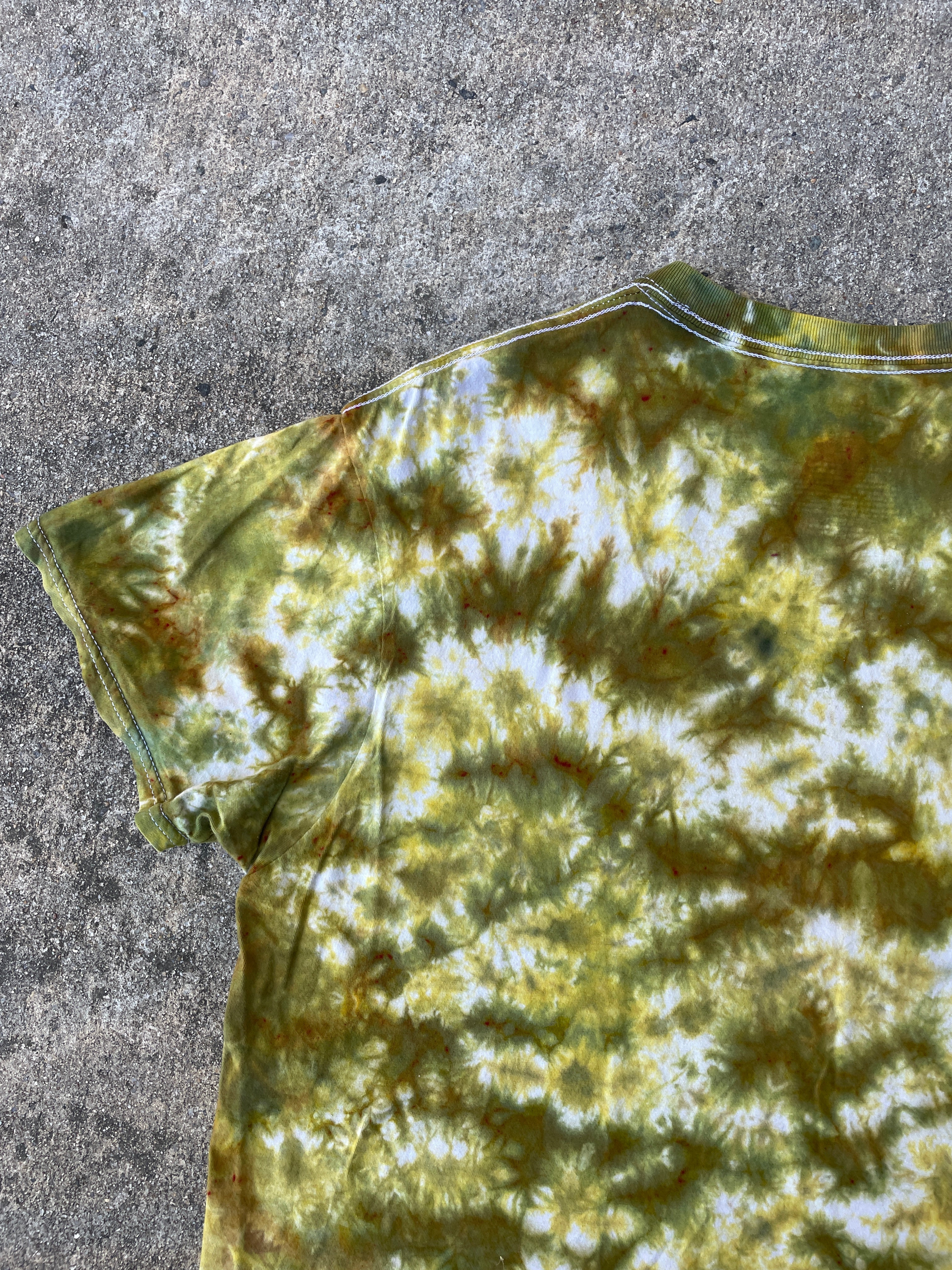 Hand-Printed Largemouth Bass White and Green Tie Dye Short Sleeve T-Shirt | Men's Size Large