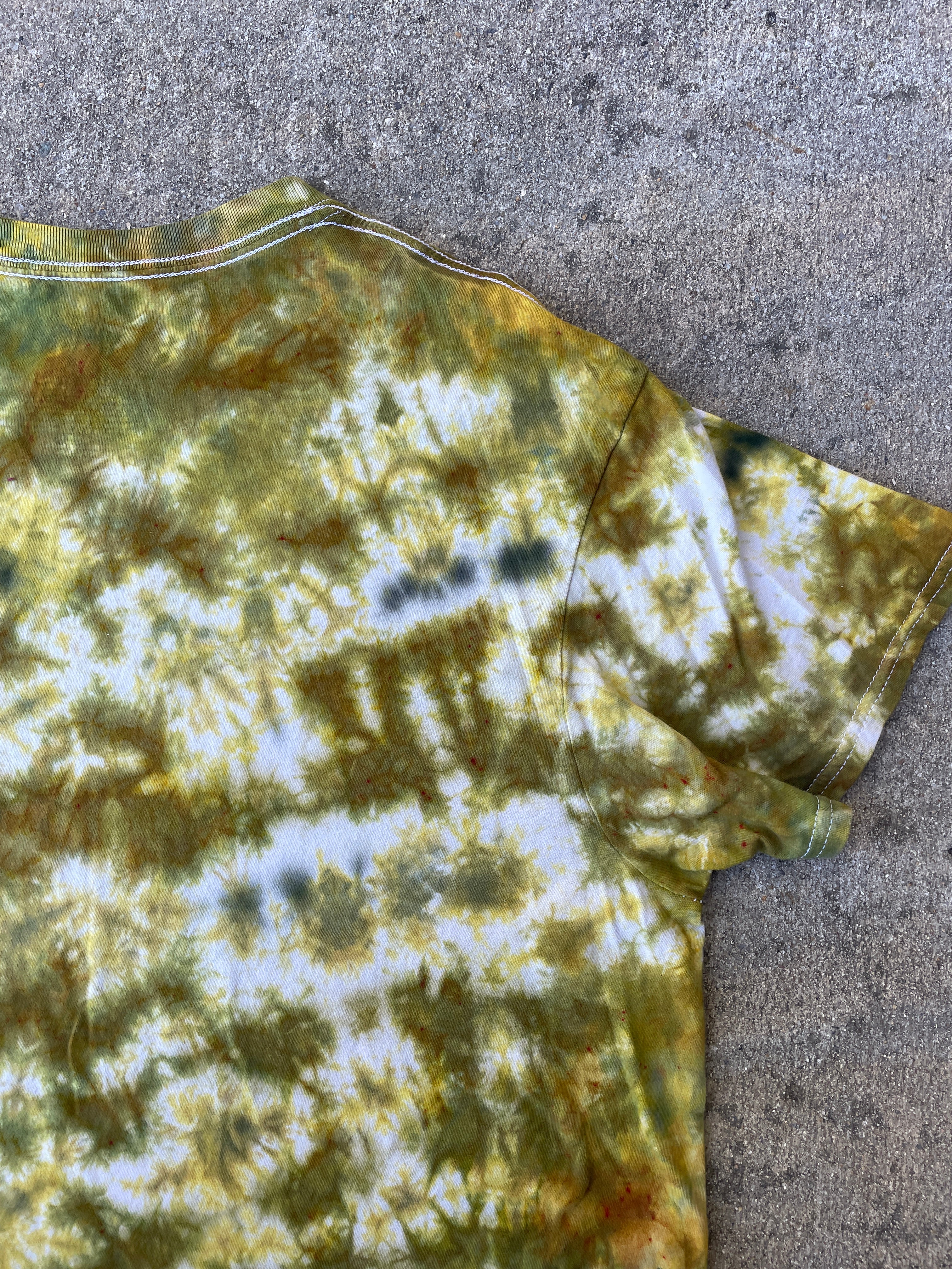 Hand-Printed Largemouth Bass White and Green Tie Dye Short Sleeve T-Shirt | Men's Size Large