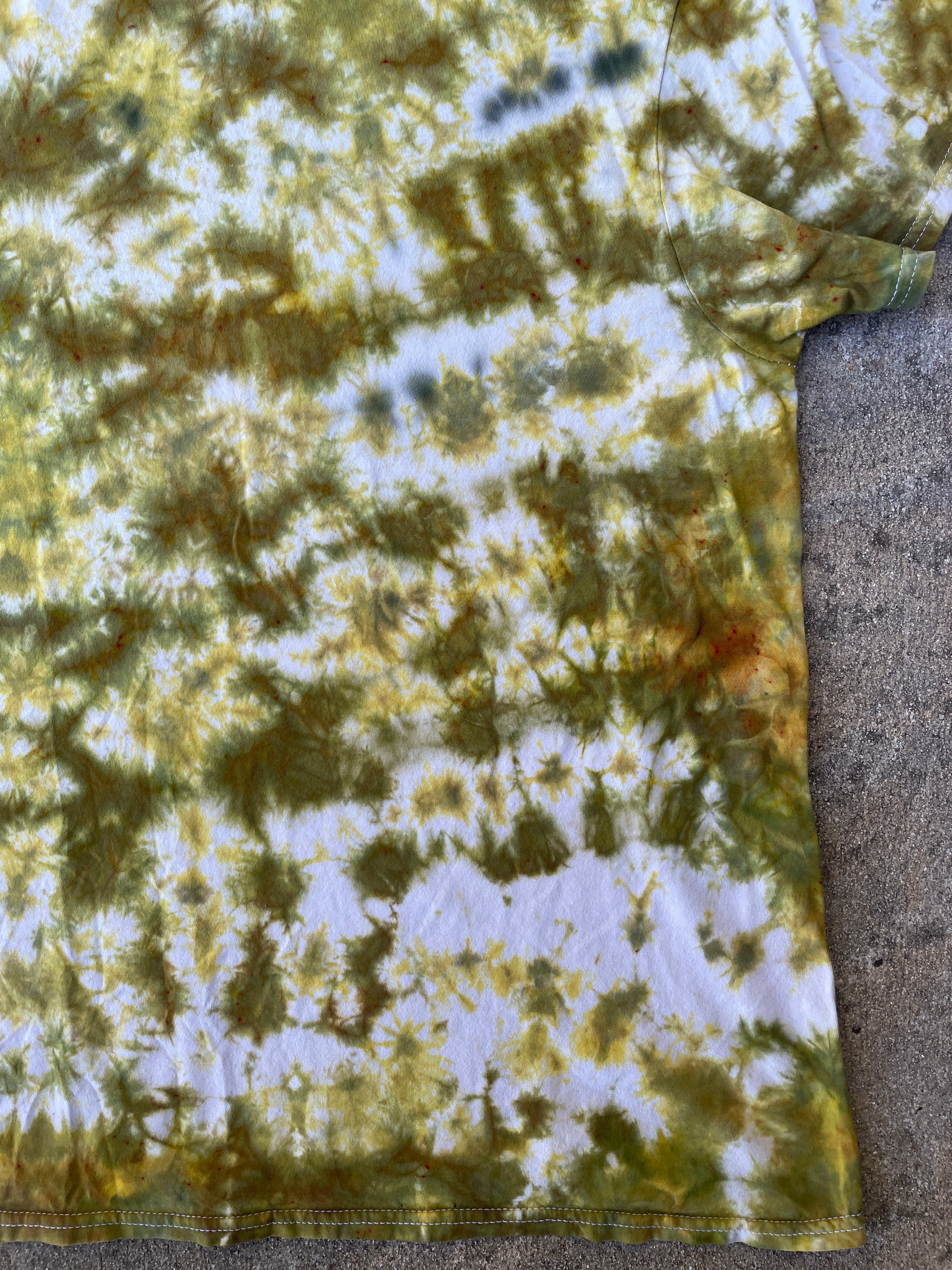 Hand-Printed Largemouth Bass White and Green Tie Dye Short Sleeve T-Shirt | Men's Size Large