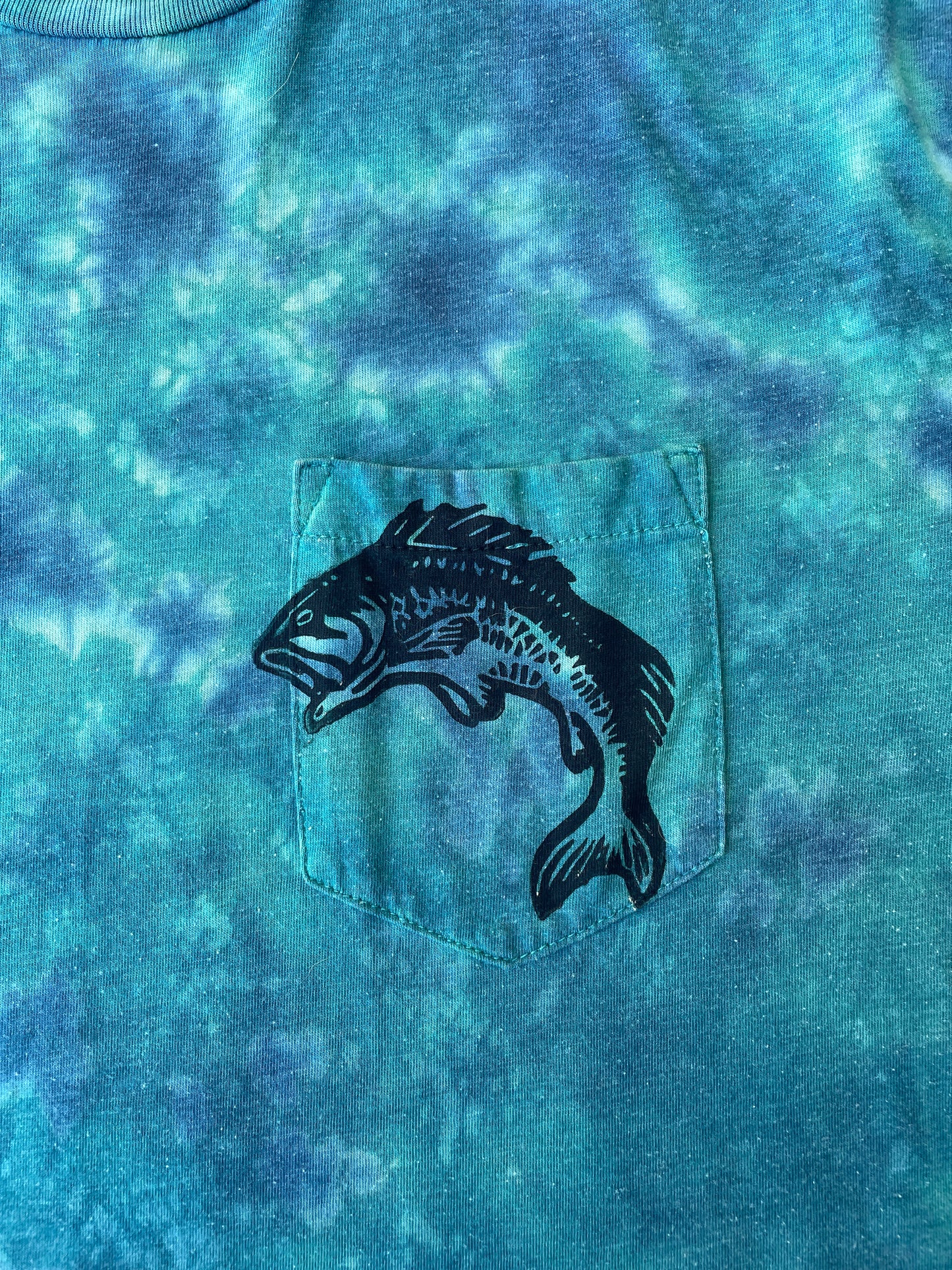 Hand-Printed Largemouth Bass Blue and White Tie Dye Short Sleeve T-Shirt | Men's Size Large
