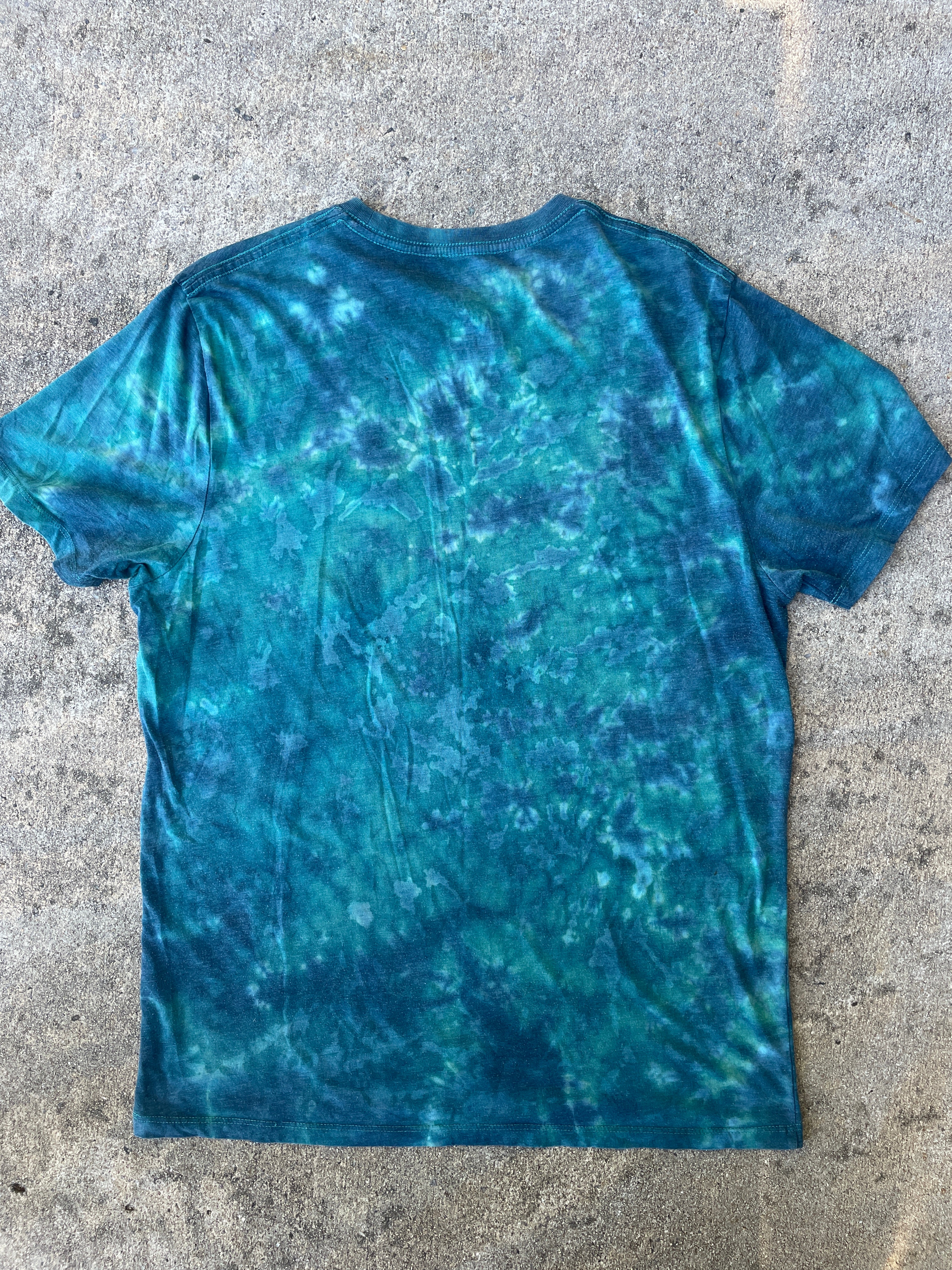 Hand-Printed Largemouth Bass Blue and White Tie Dye Short Sleeve T-Shirt | Men's Size Large