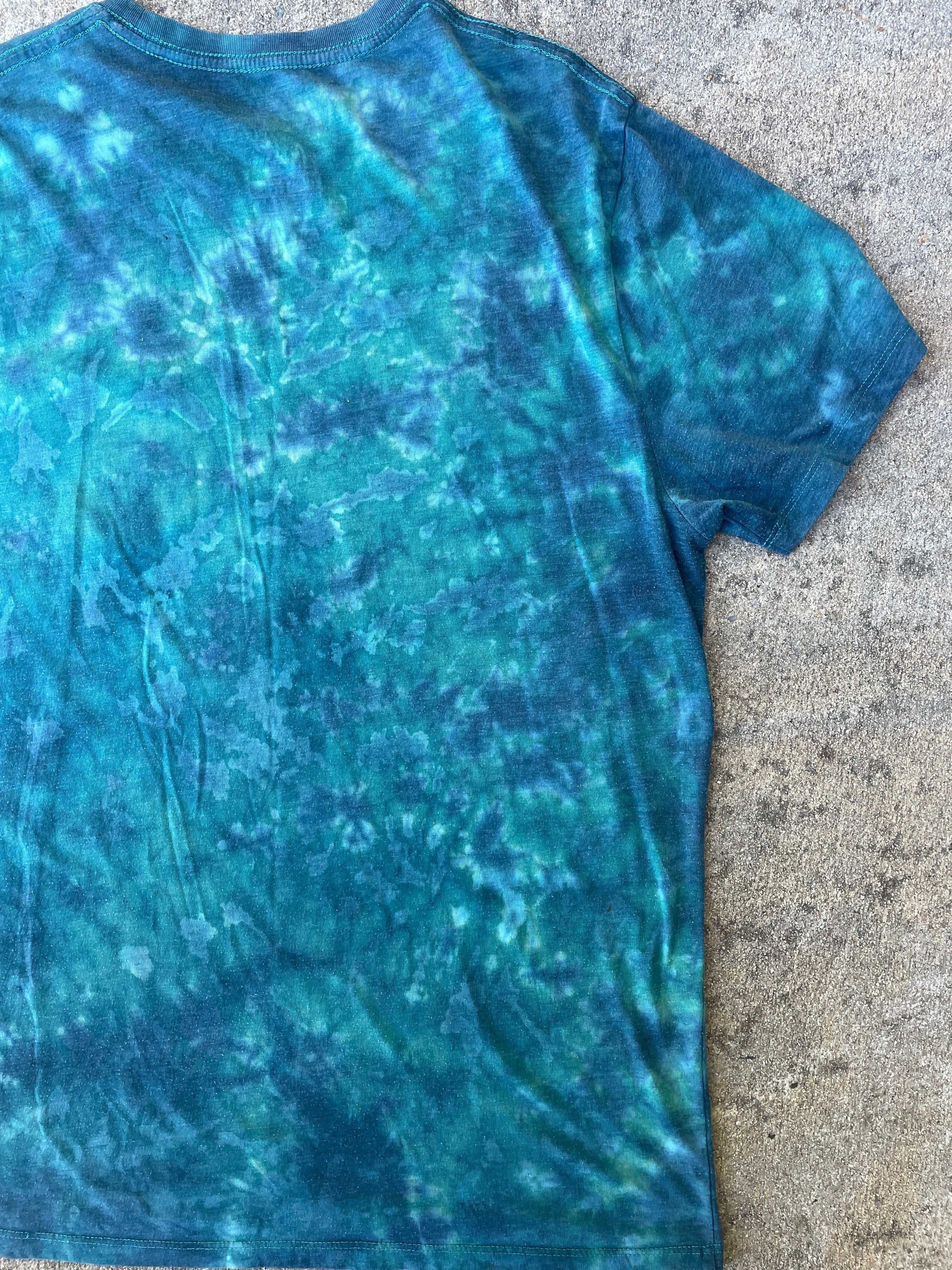 Hand-Printed Largemouth Bass Blue and White Tie Dye Short Sleeve T-Shirt | Men's Size Large