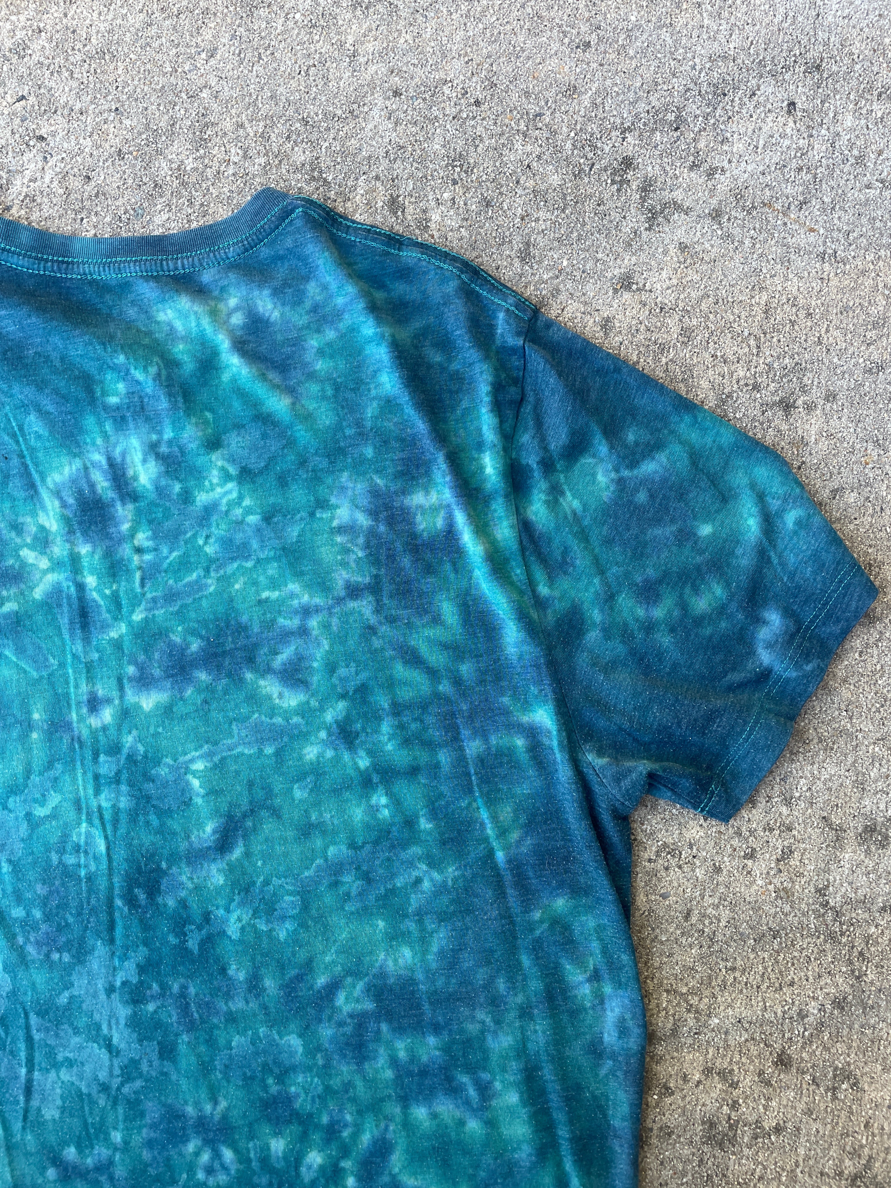 Hand-Printed Largemouth Bass Blue and White Tie Dye Short Sleeve T-Shirt | Men's Size Large