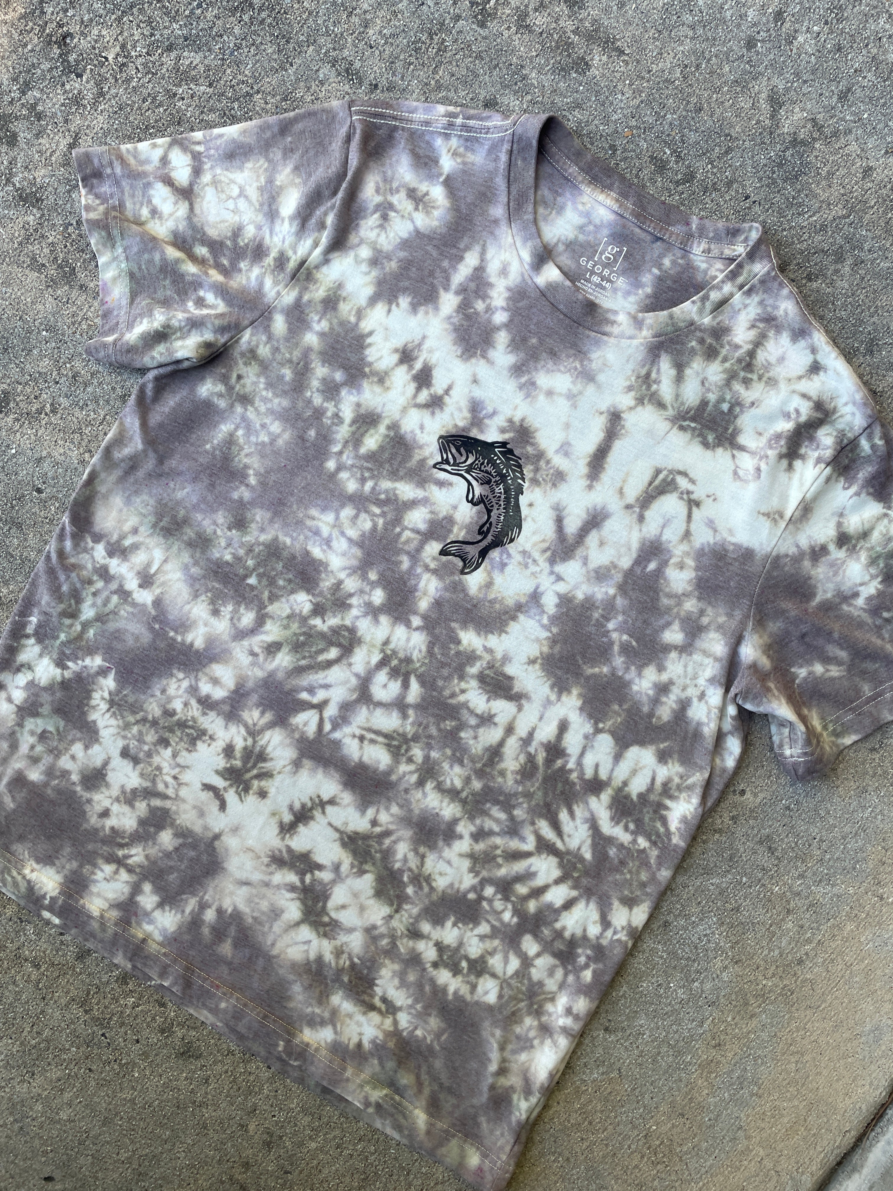 Hand-Printed Largemouth Bass Gray and White Tie Dye Short Sleeve T-Shirt | Men's Size Large
