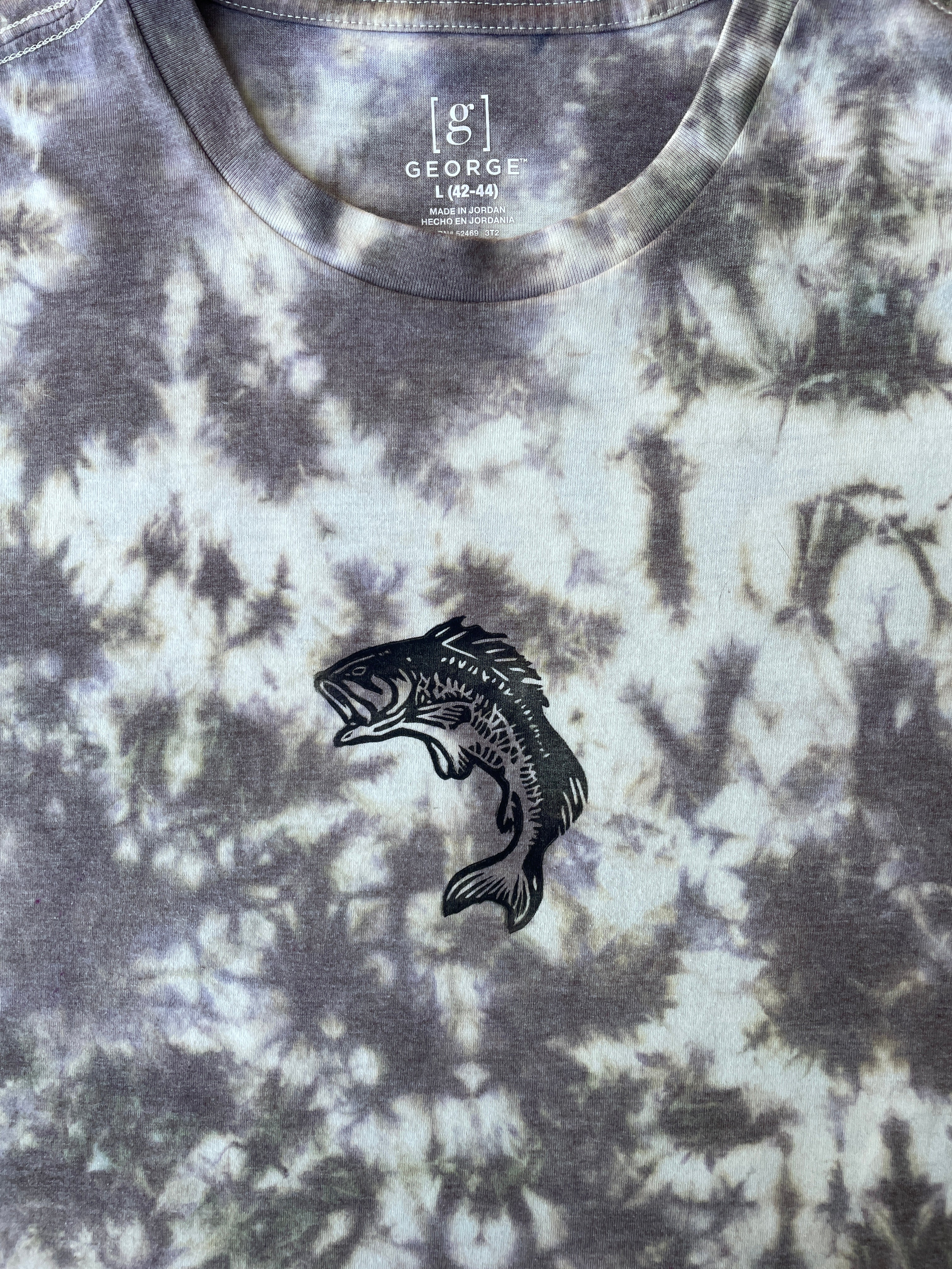 Hand-Printed Largemouth Bass Gray and White Tie Dye Short Sleeve T-Shirt | Men's Size Large