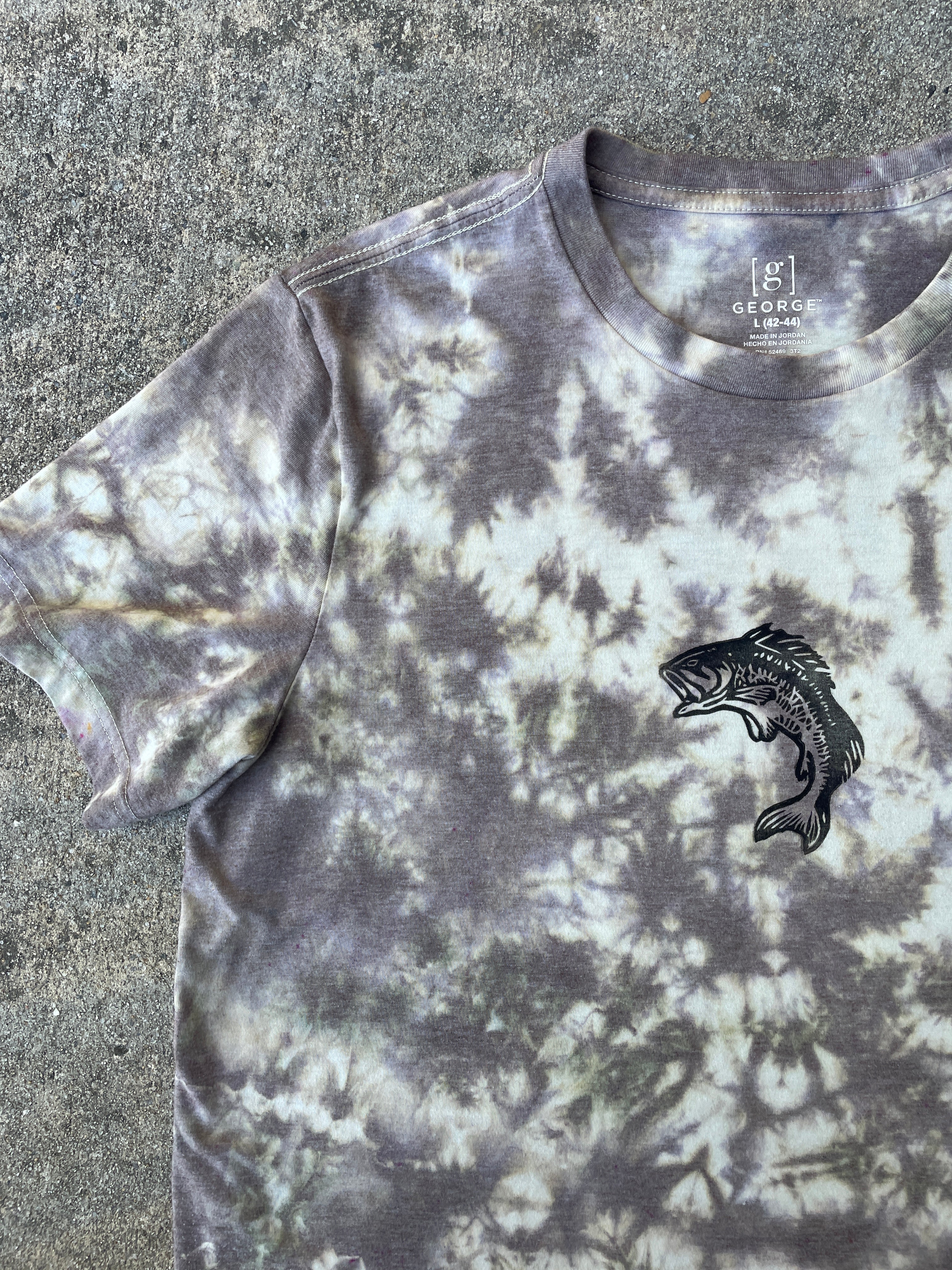 Hand-Printed Largemouth Bass Gray and White Tie Dye Short Sleeve T-Shirt | Men's Size Large
