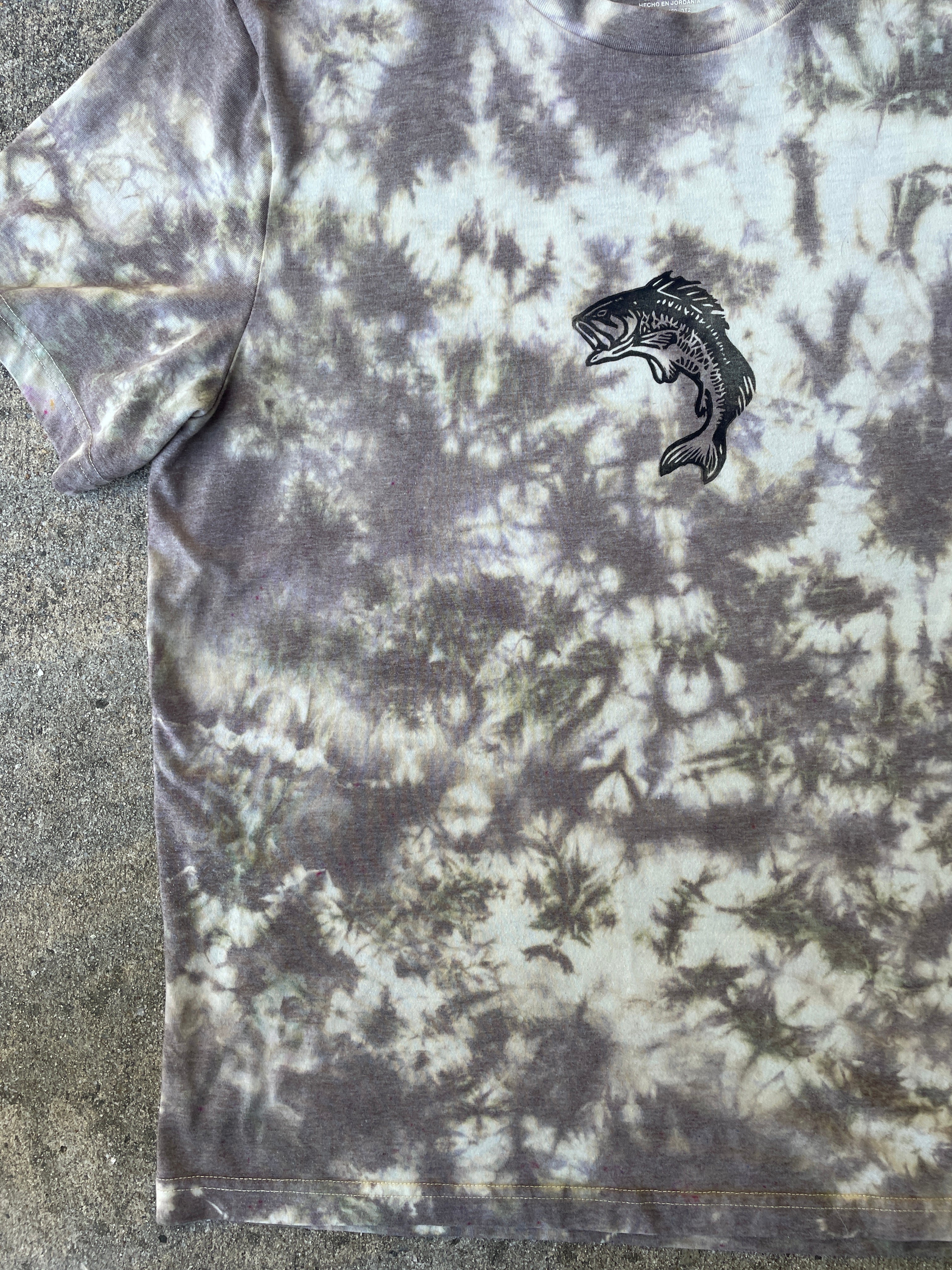 Hand-Printed Largemouth Bass Gray and White Tie Dye Short Sleeve T-Shirt | Men's Size Large