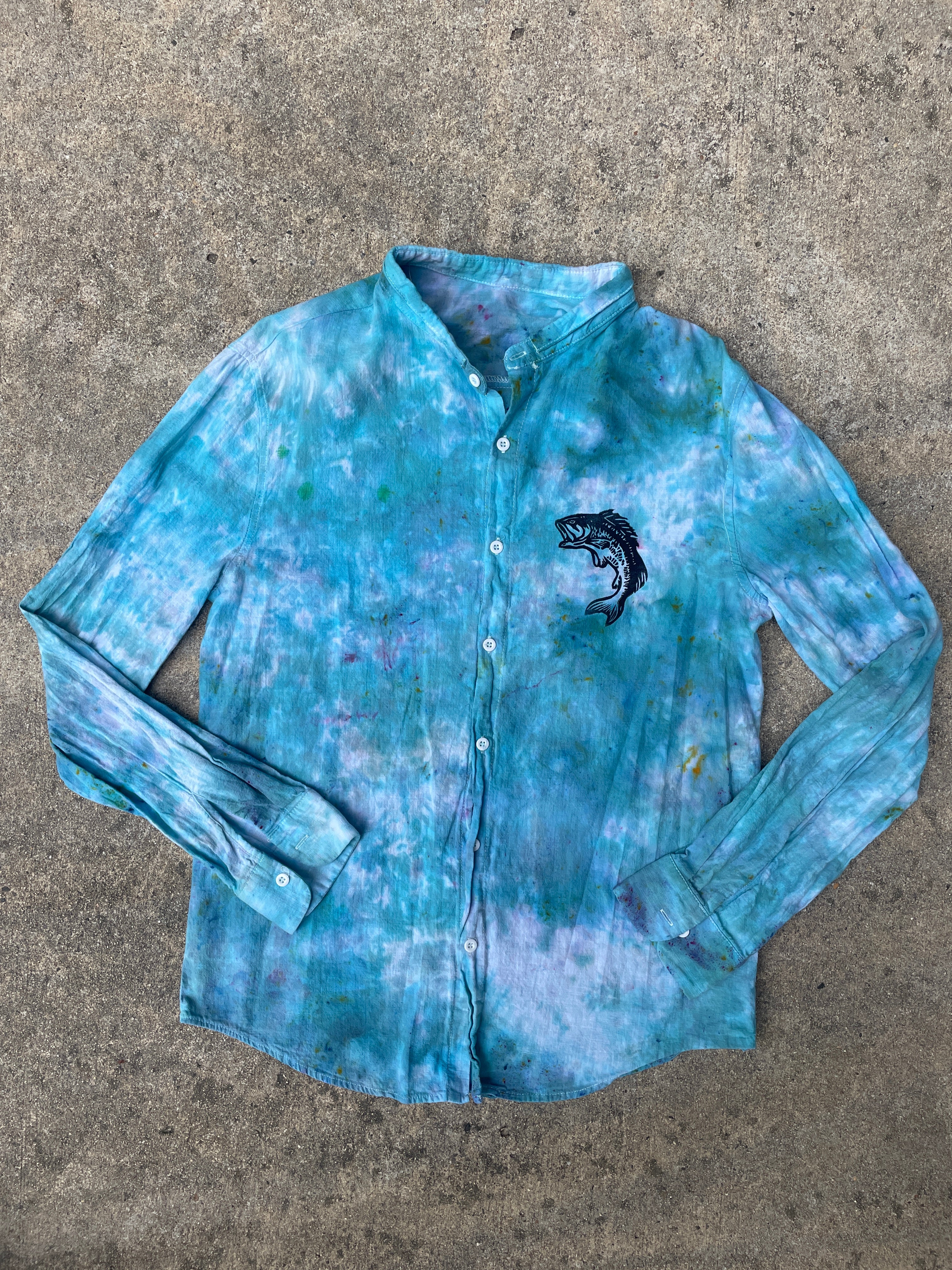 Hand-Printed Largemouth Bass Blue and White Tie Dye Button-Up Shirt | Women's Large