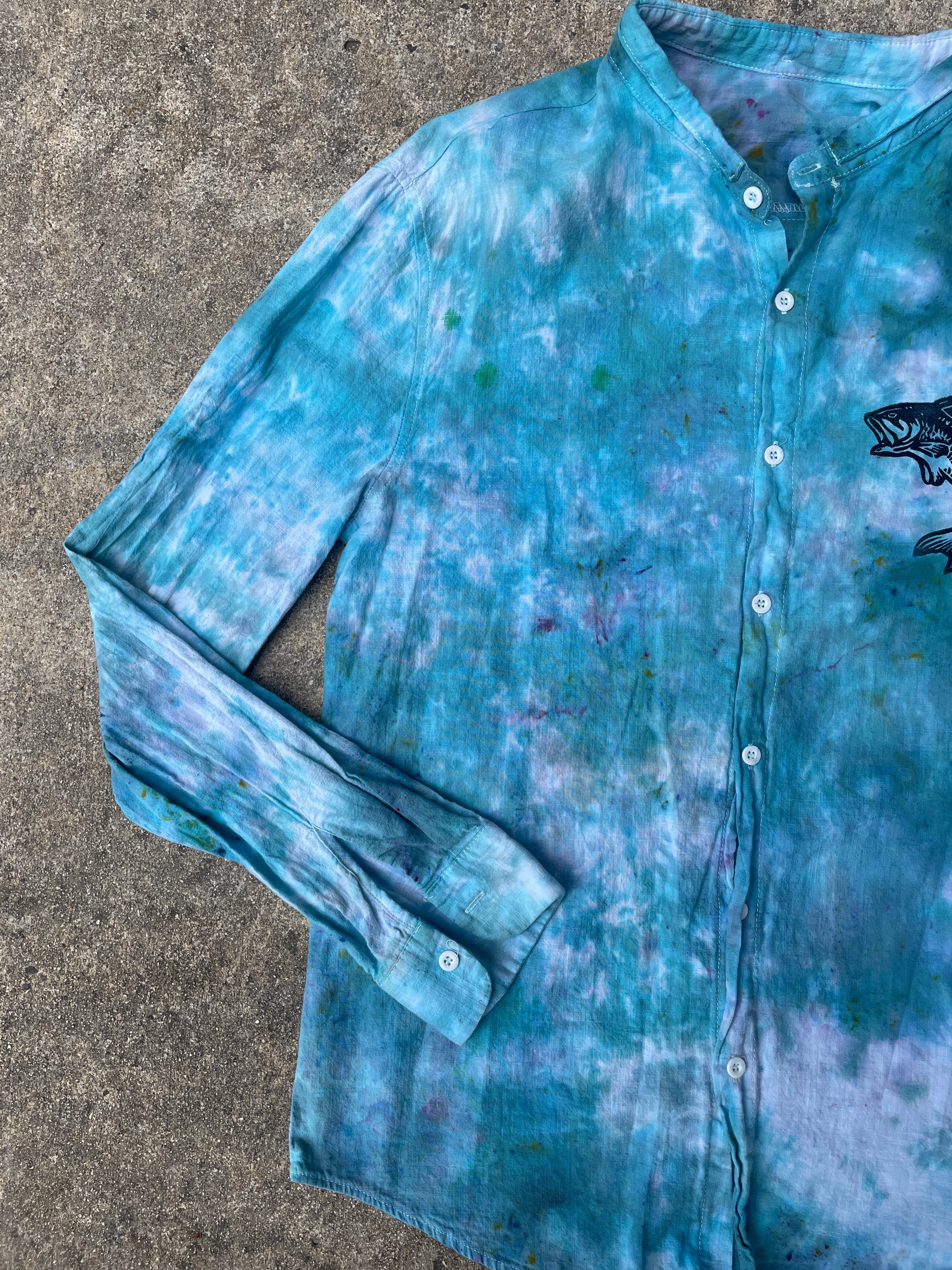 Hand-Printed Largemouth Bass Blue and White Tie Dye Button-Up Shirt | Women's Large