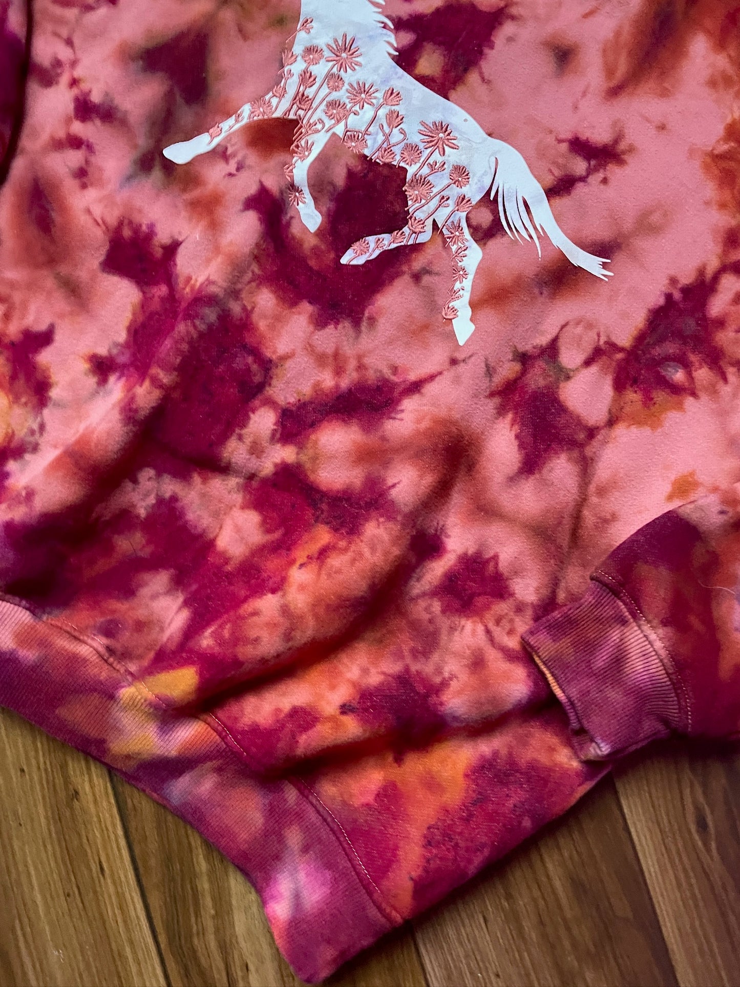Men's XL Embroidered Flower Horse Tie Dye Crewneck Sweatshirt