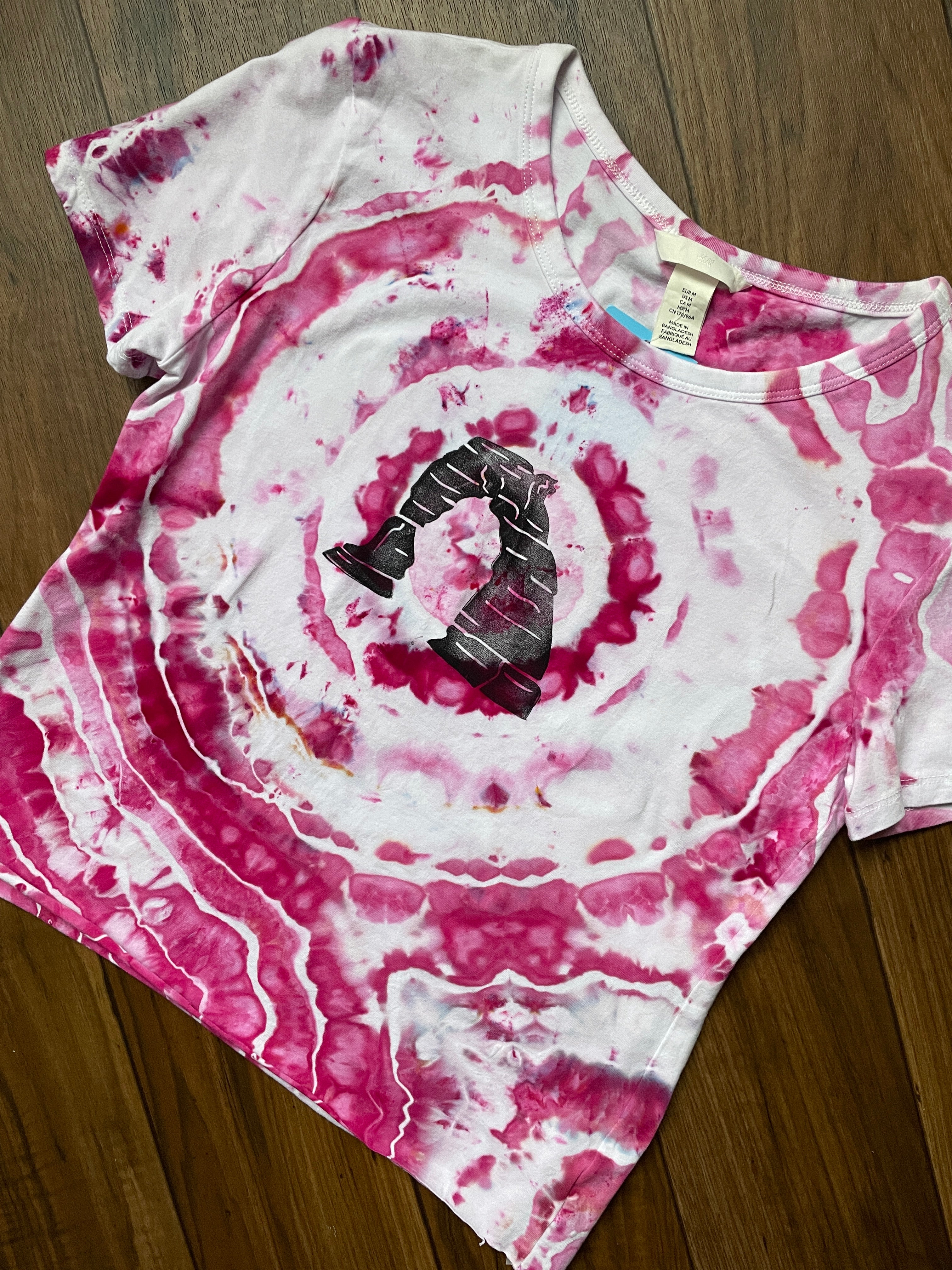 Women's Medium Delicate Arch Tie Dye Short Sleeve Crop Top