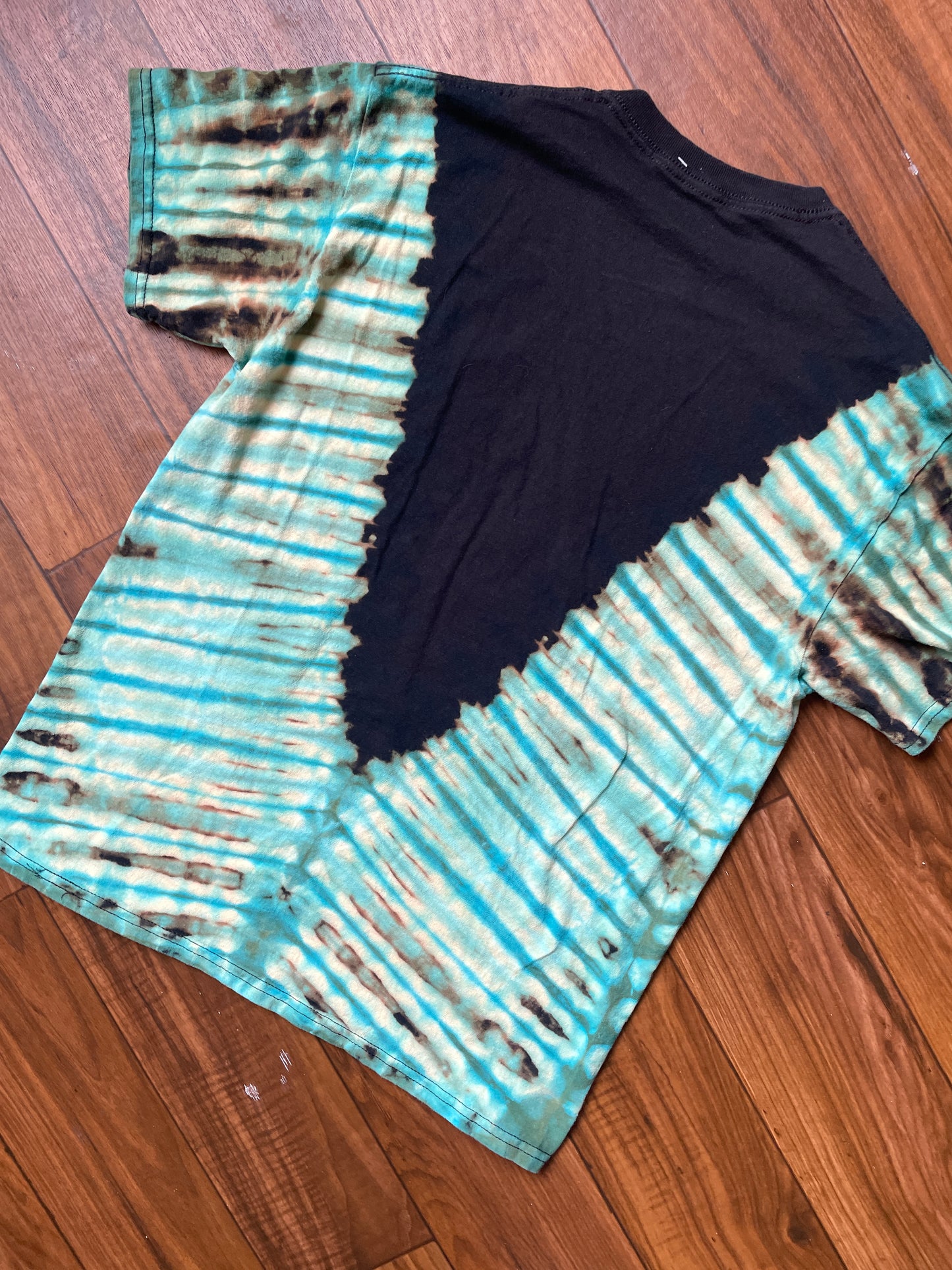 MEDIUM Men’s Tiger Stripes Tie Dye T-Shirt | Black and Blue Stripes Reverse Tie Dye Short Sleeve (Copy)