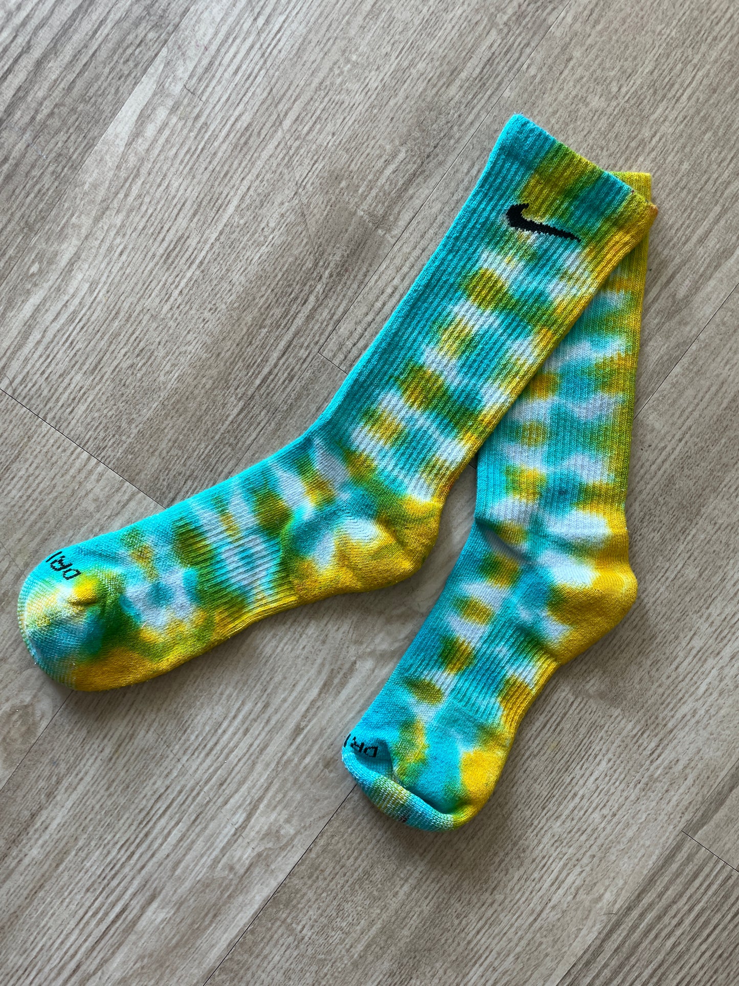 NIKE Socks Hand Tie Dyed Yellow and Teal Nike Dri-FIT Everyday Plus Crew Training Socks - Size Large (Men's 8-12/Women's 10-13)