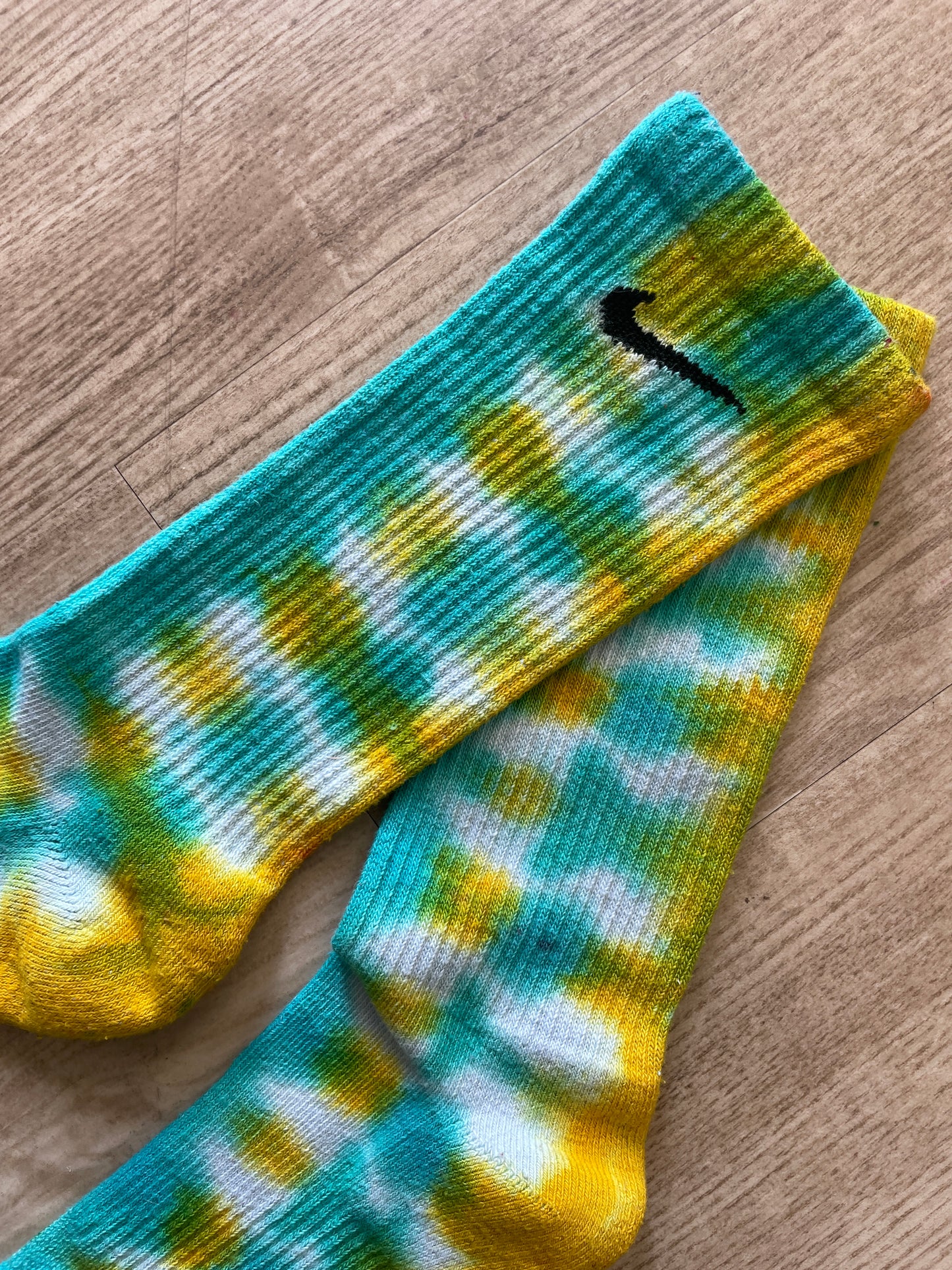 NIKE Socks Hand Tie Dyed Yellow and Teal Nike Dri-FIT Everyday Plus Crew Training Socks - Size Large (Men's 8-12/Women's 10-13)