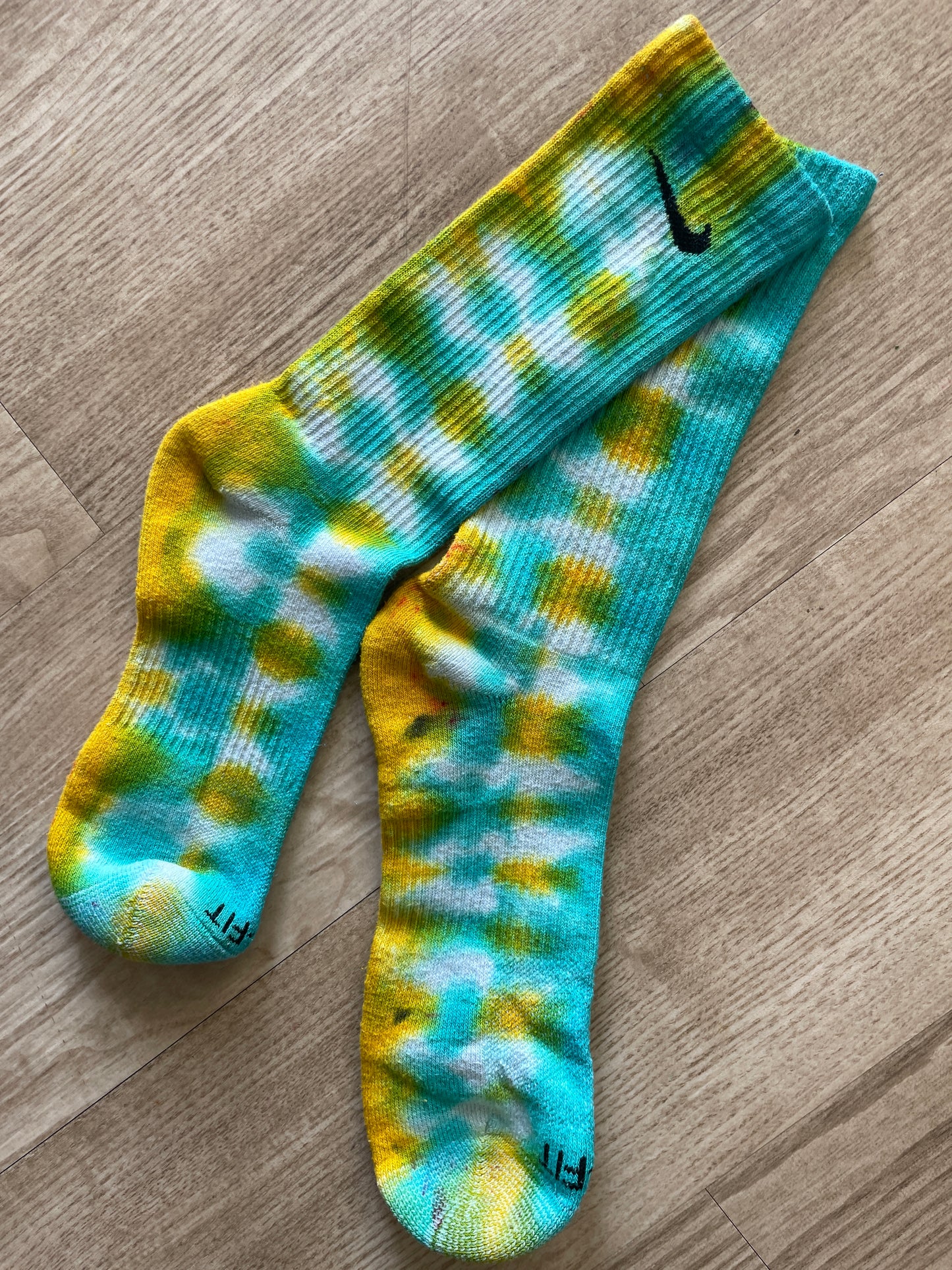 NIKE Socks Hand Tie Dyed Yellow and Teal Nike Dri-FIT Everyday Plus Crew Training Socks - Size Large (Men's 8-12/Women's 10-13)