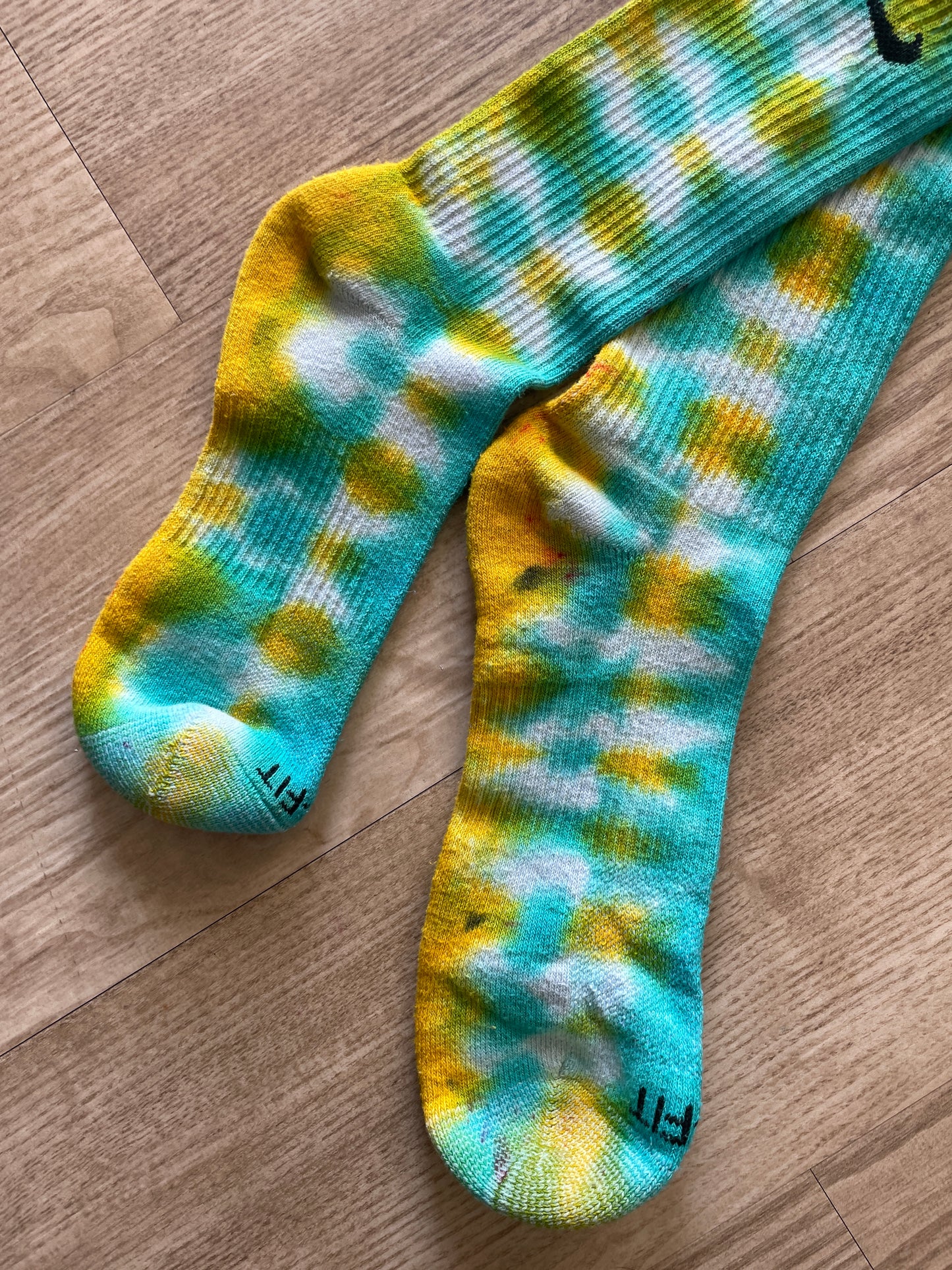 NIKE Socks Hand Tie Dyed Yellow and Teal Nike Dri-FIT Everyday Plus Crew Training Socks - Size Large (Men's 8-12/Women's 10-13)