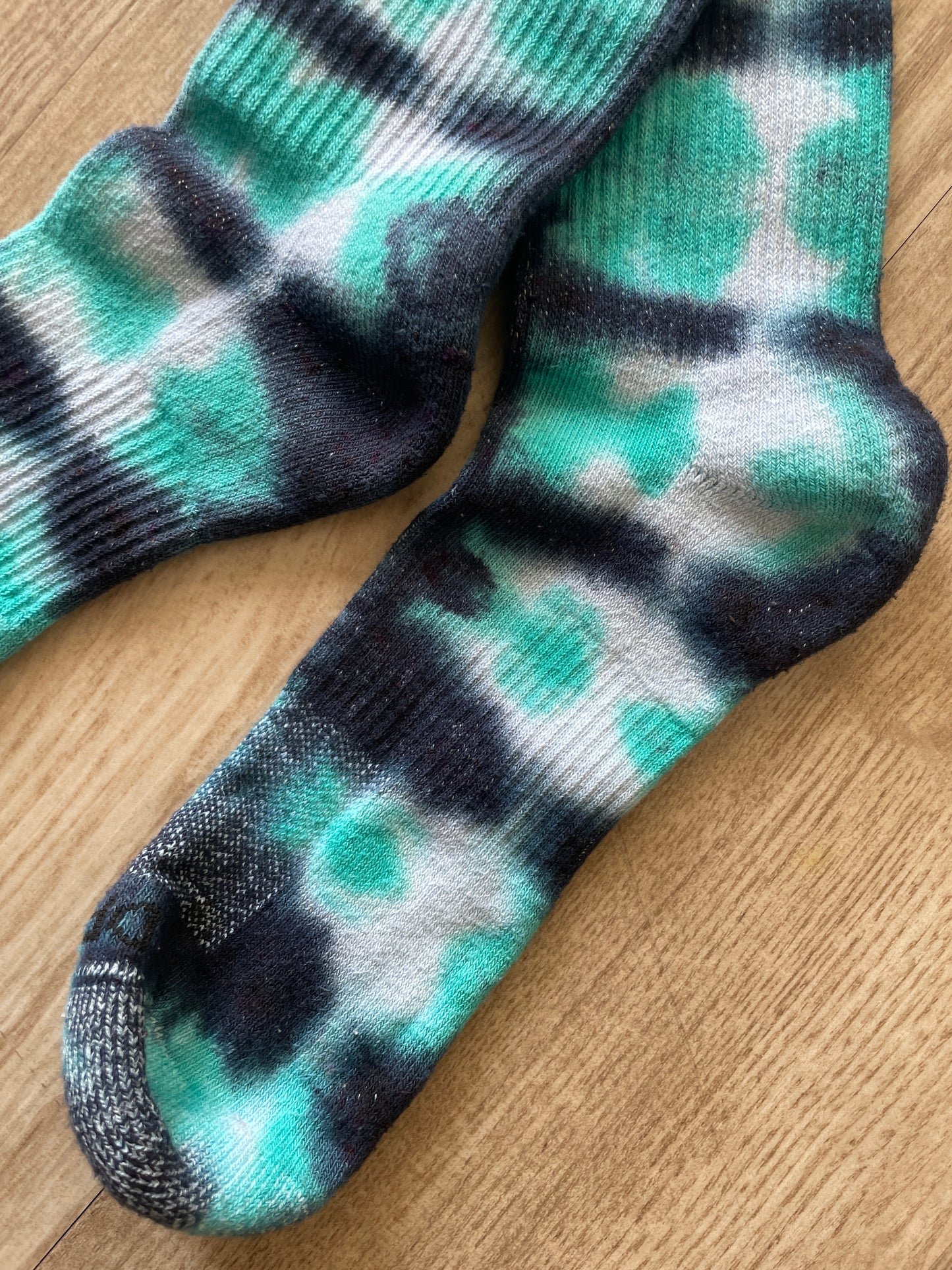 NIKE Socks Hand Tie Dyed Black and Teal Nike Dri-FIT Everyday Plus Crew Training Socks - Size Large (Men's 8-12/Women's 10-13)