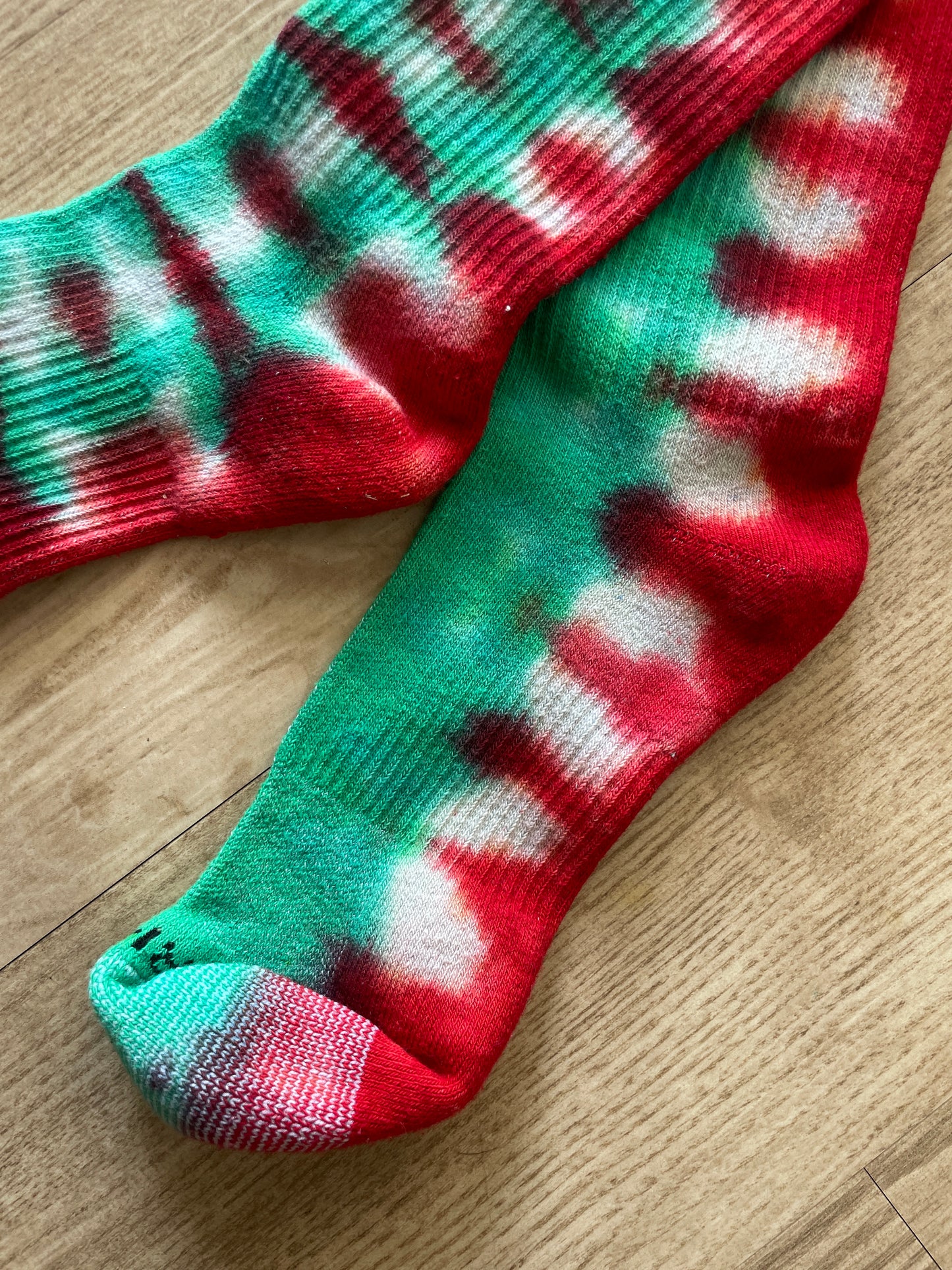 NIKE Christmas Socks Hand Tie Dyed Red and Green Nike Dri-FIT Everyday Plus Crew Training Socks - Size Large (Men's 8-12/Women's 10-13)