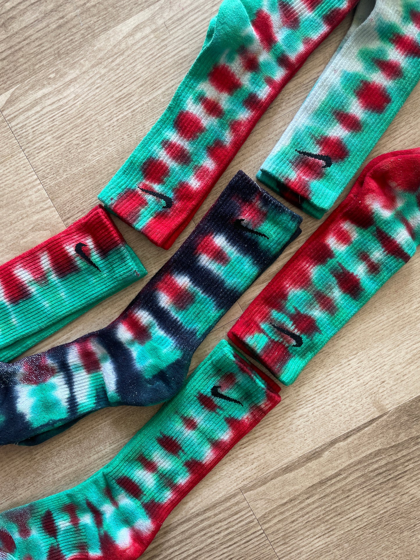 NIKE Christmas Socks Hand Tie Dyed Red and Green Nike Dri-FIT Everyday Plus Crew Training Socks - Size Large (Men's 8-12/Women's 10-13)