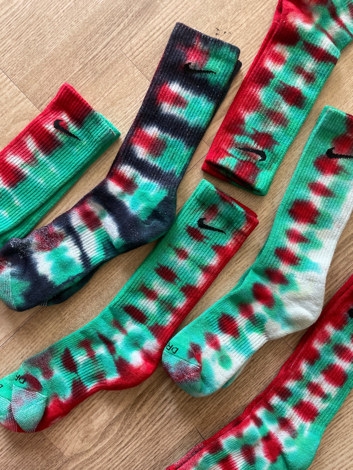 NIKE Christmas Socks Hand Tie Dyed Red and Green Nike Dri-FIT Everyday Plus Crew Training Socks - Size Large (Men's 8-12/Women's 10-13)