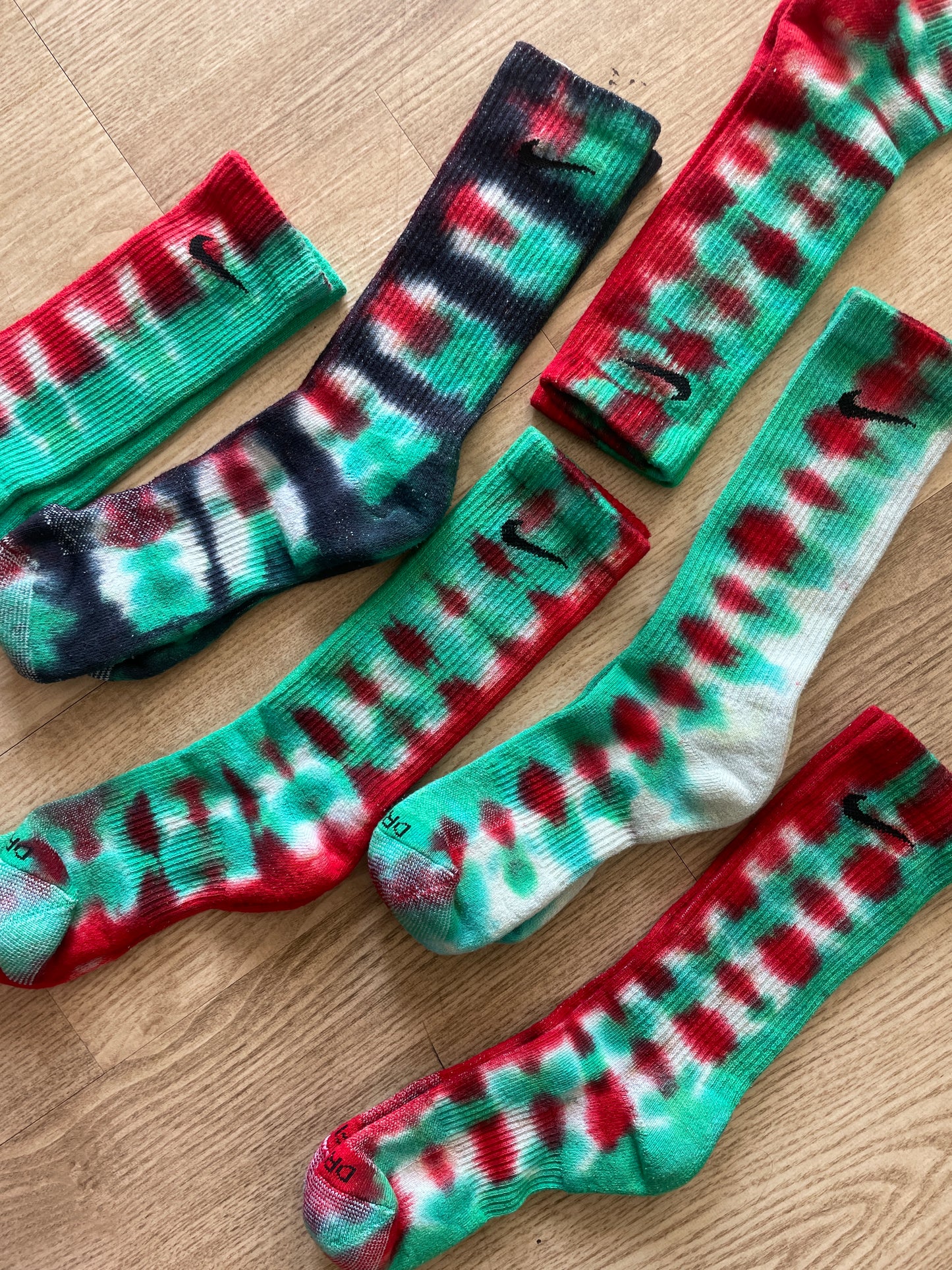 NIKE Christmas Socks Hand Tie Dyed Red and Green Nike Dri-FIT Everyday Plus Crew Training Socks - Size Large (Men's 8-12/Women's 10-13)