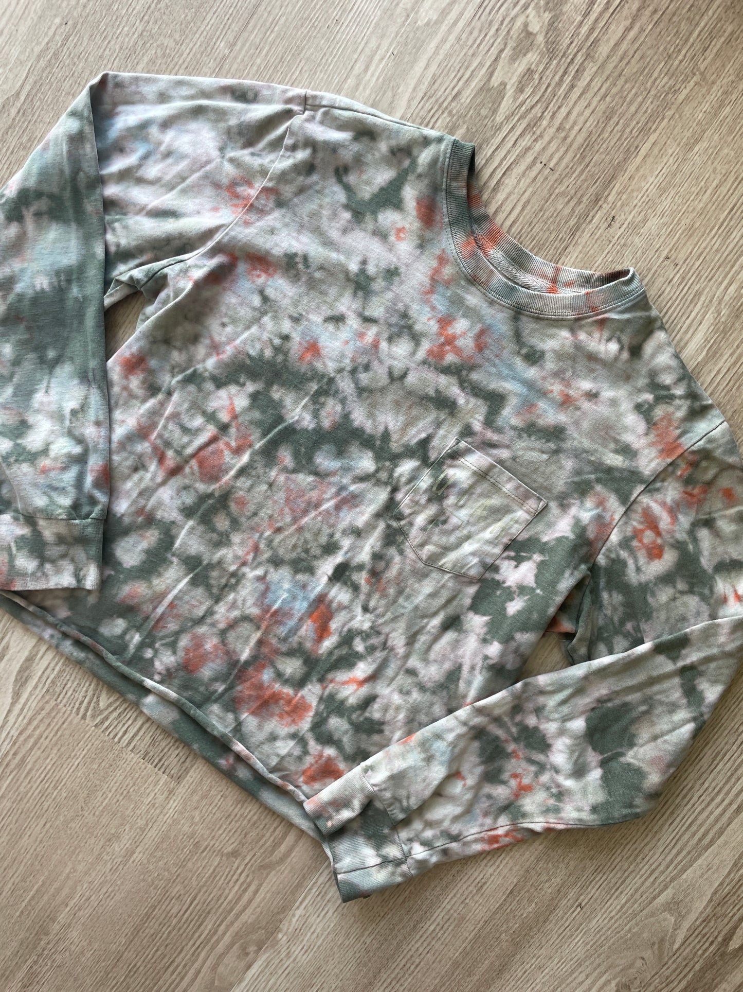 MEDIUM Men’s Utah Reverse  Tie Dye Cropped Length Long Sleeve T-Shirt | One-Of-a-Kind Green and White Crumpled Short Sleeve