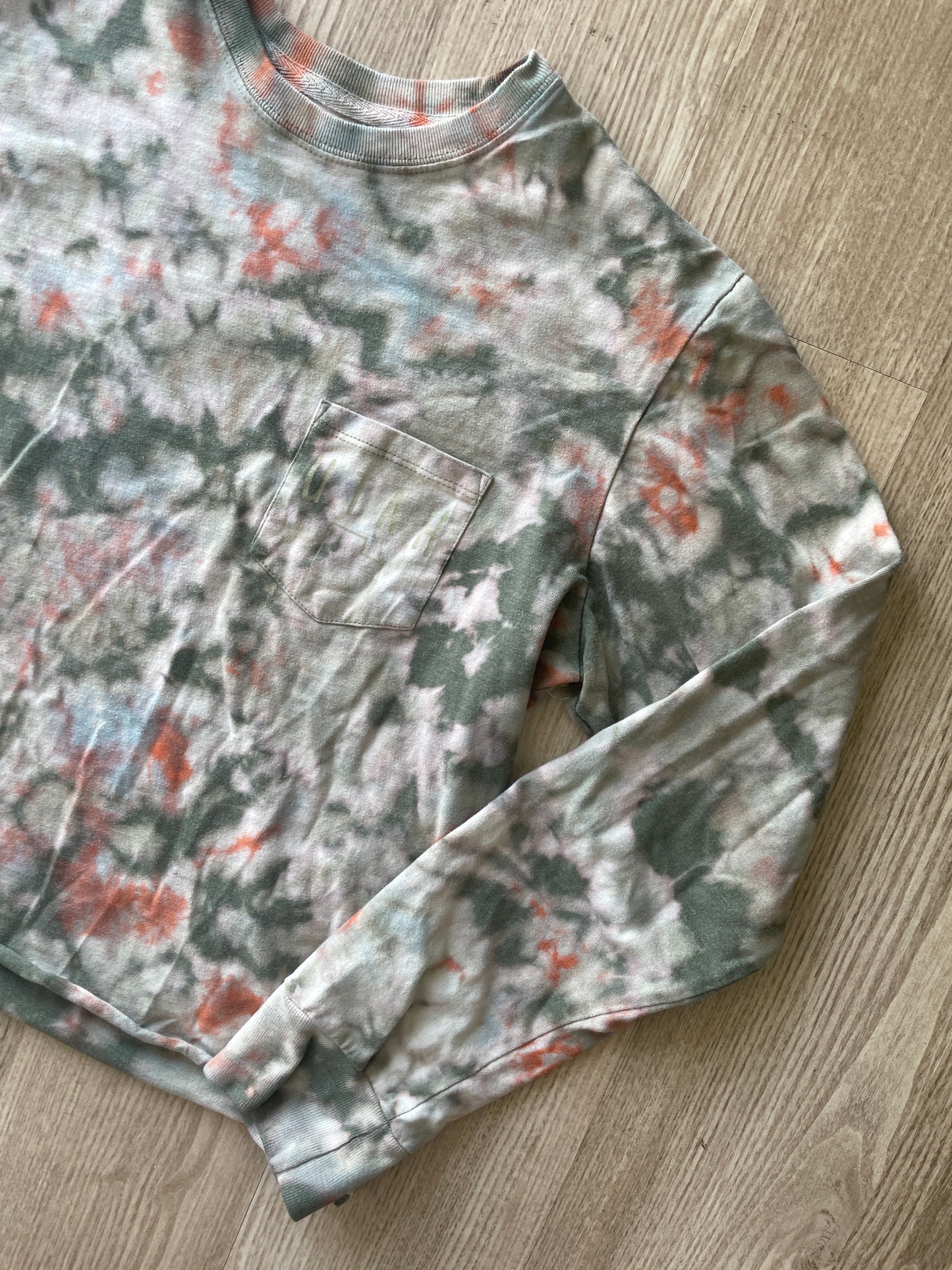 MEDIUM Men’s Utah Reverse  Tie Dye Cropped Length Long Sleeve T-Shirt | One-Of-a-Kind Green and White Crumpled Short Sleeve