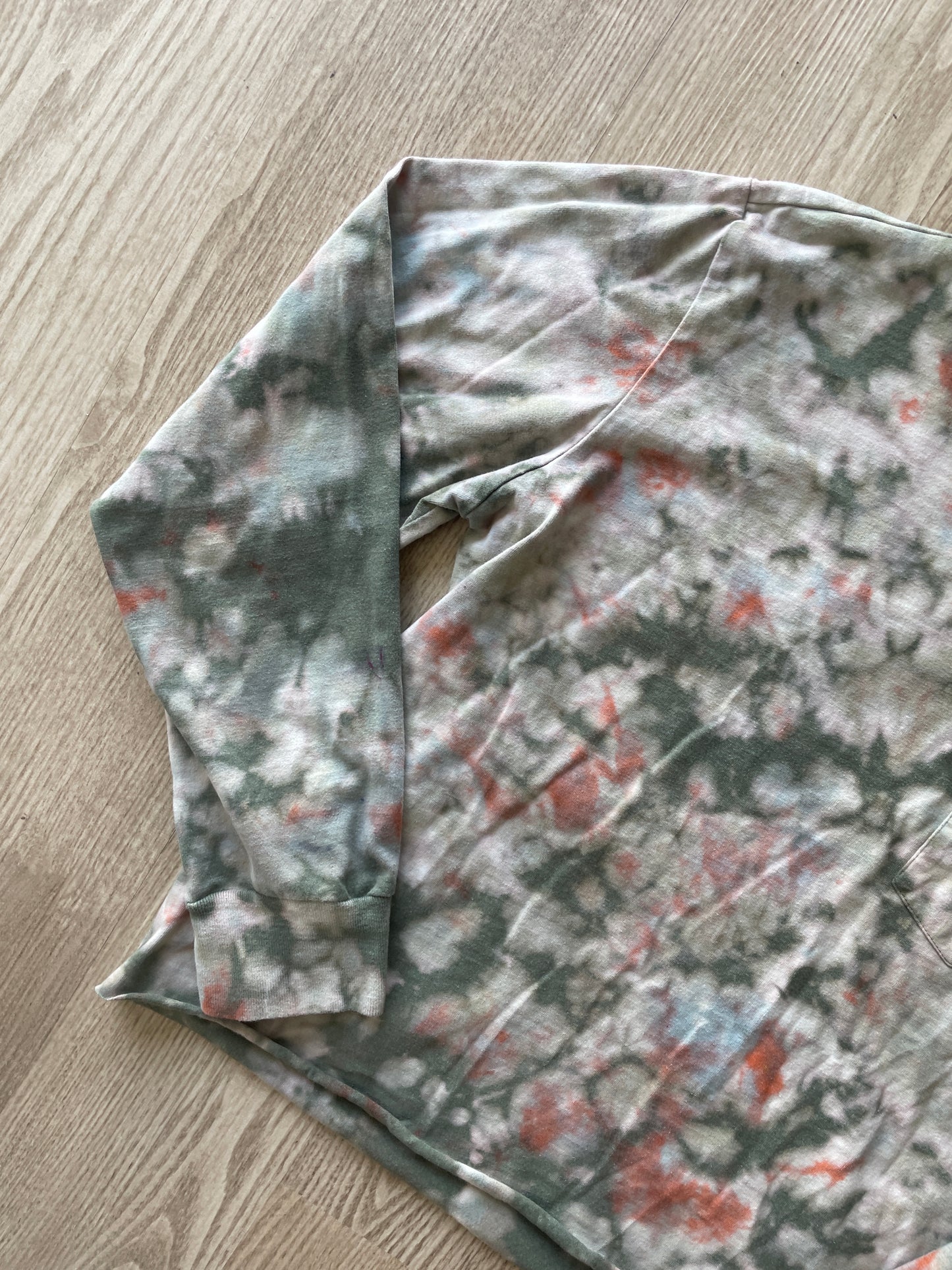 MEDIUM Men’s Utah Reverse  Tie Dye Cropped Length Long Sleeve T-Shirt | One-Of-a-Kind Green and White Crumpled Short Sleeve