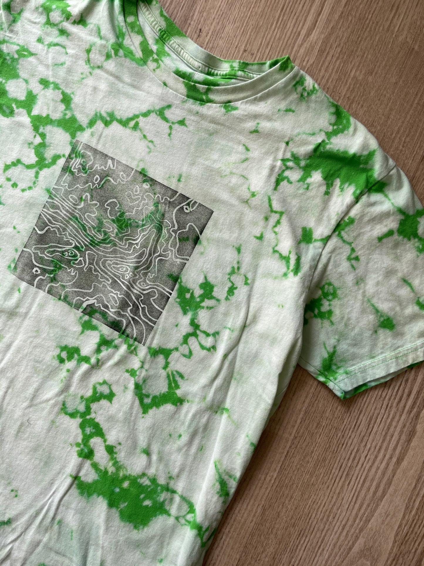 XL Men’s Delicate Arch Topography Acid Dye T-Shirt | One-Of-a-Kind Green and White Crumpled Short Sleeve