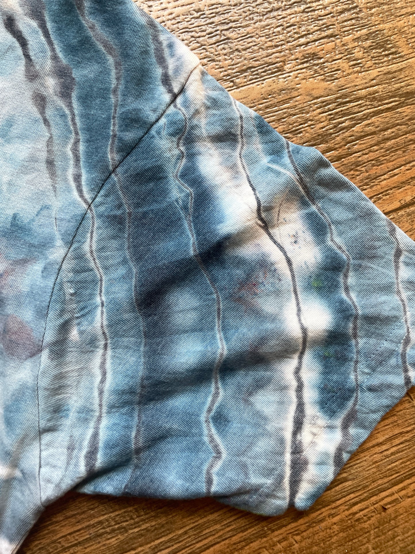 Blue and Gray White Wolf Geode Short Sleeve Tie Dye T-Shirt | Men's Medium