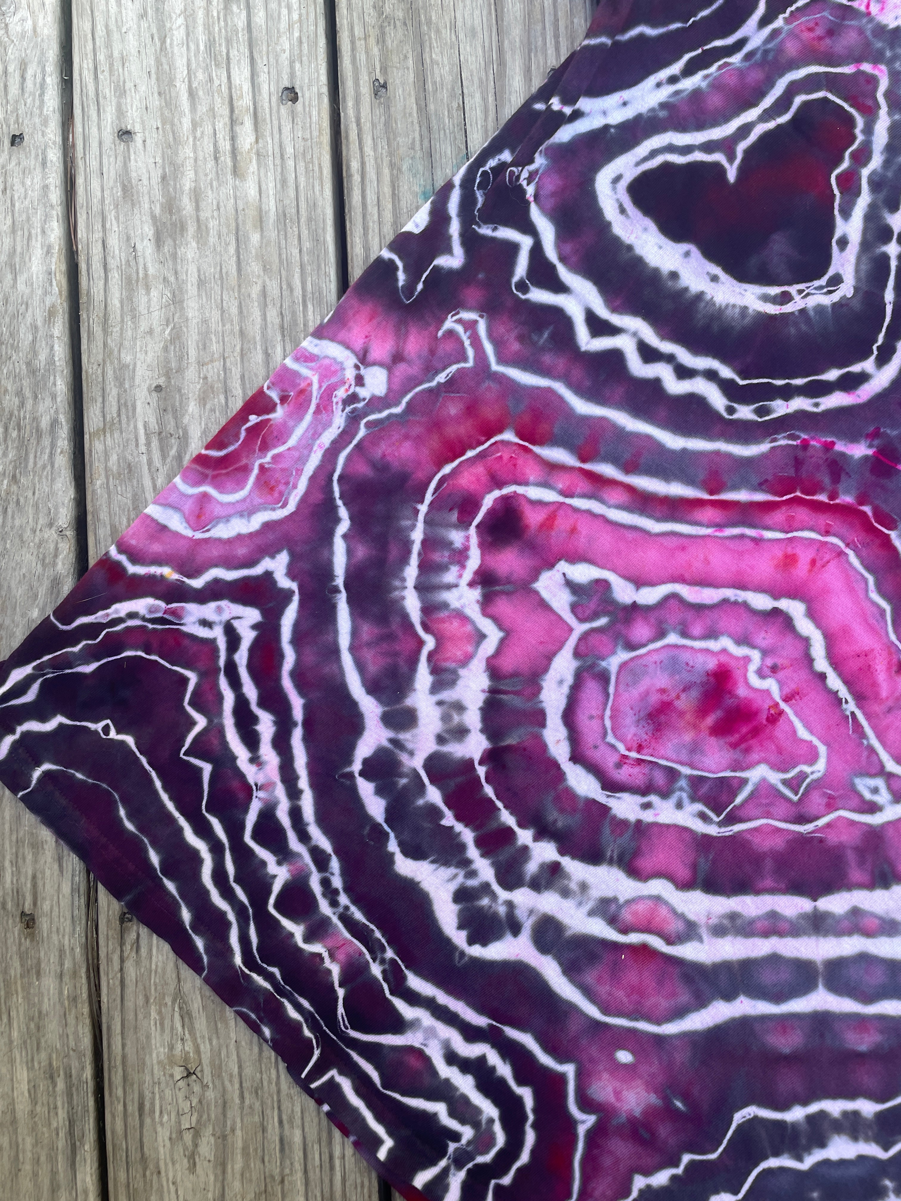 Red and Black Horse Geode Short Sleeve Tie Dye T-Shirt | Men's Large