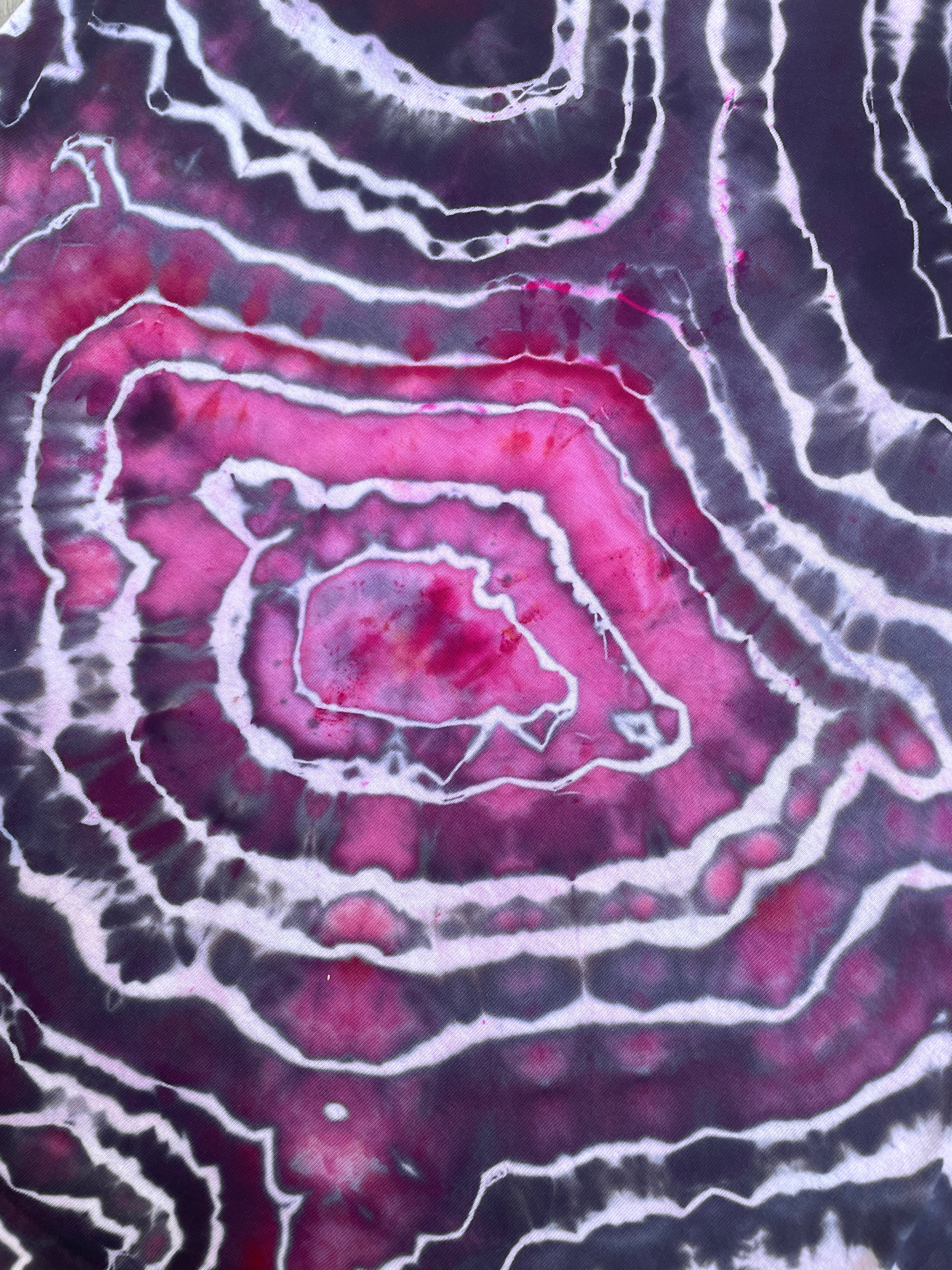 Red and Black Horse Geode Short Sleeve Tie Dye T-Shirt | Men's Large