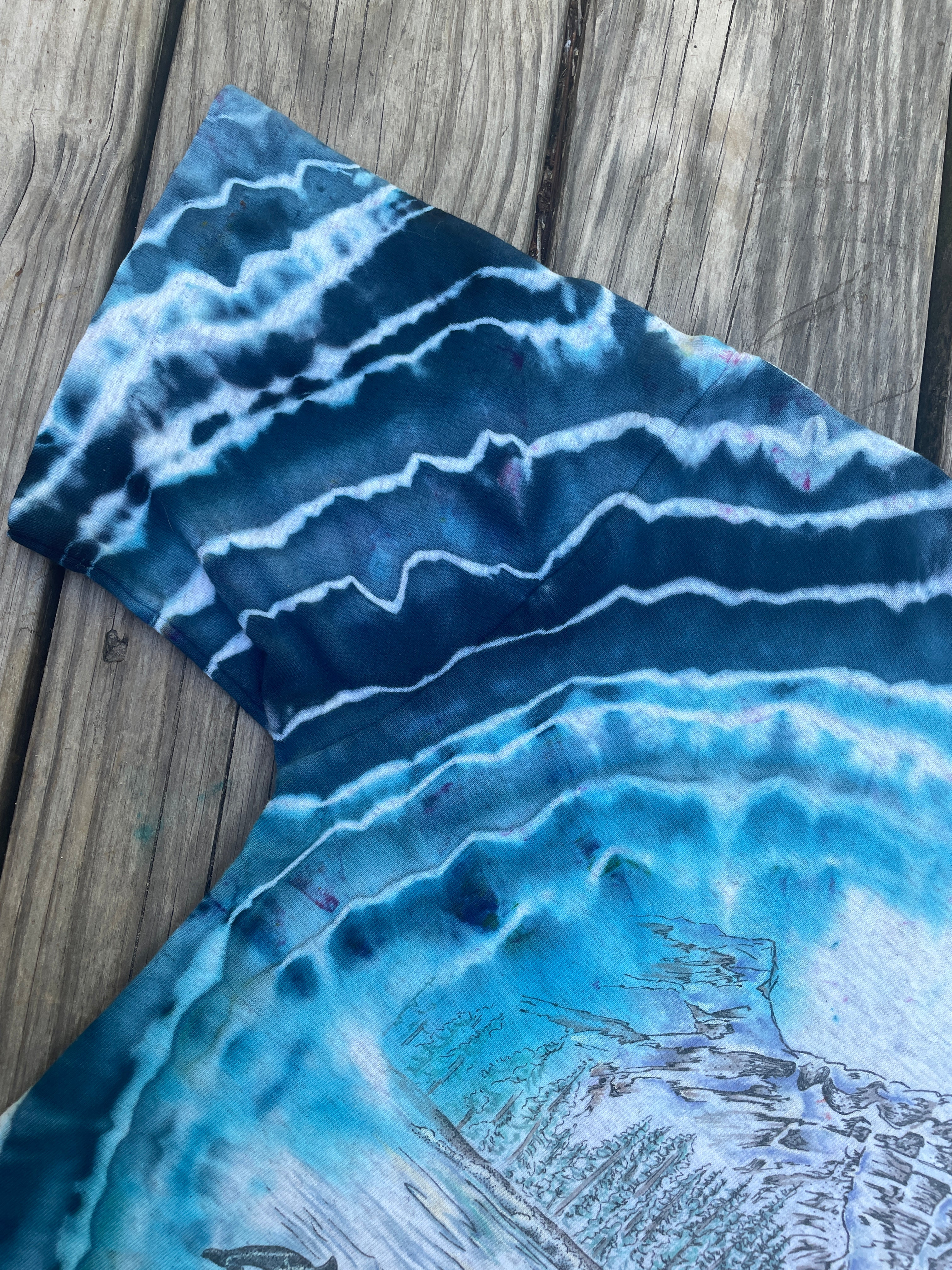 Blue Waves and Whales Geode Short Sleeve Tie Dye T-Shirt | Men's Small