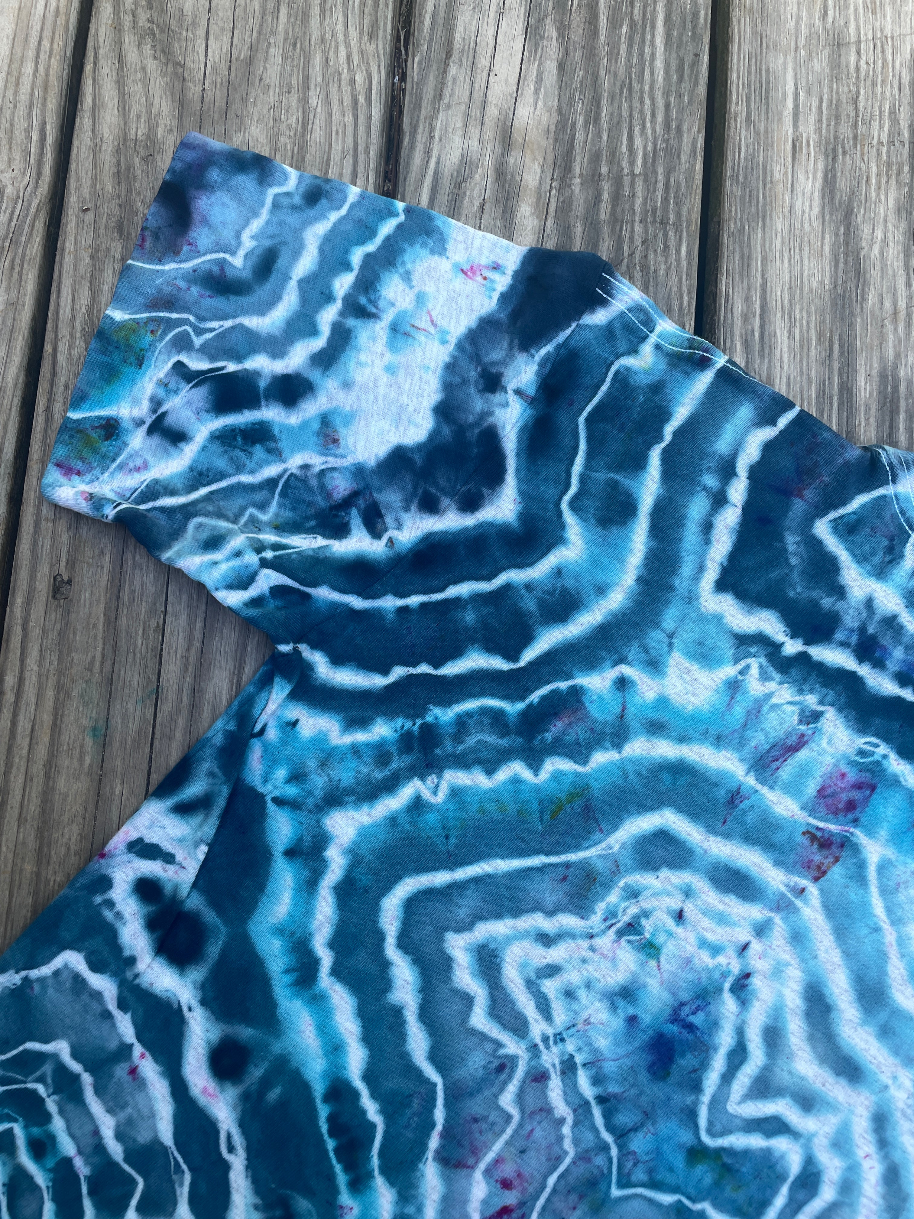 Blue Waves and Whales Geode Short Sleeve Tie Dye T-Shirt | Men's Small