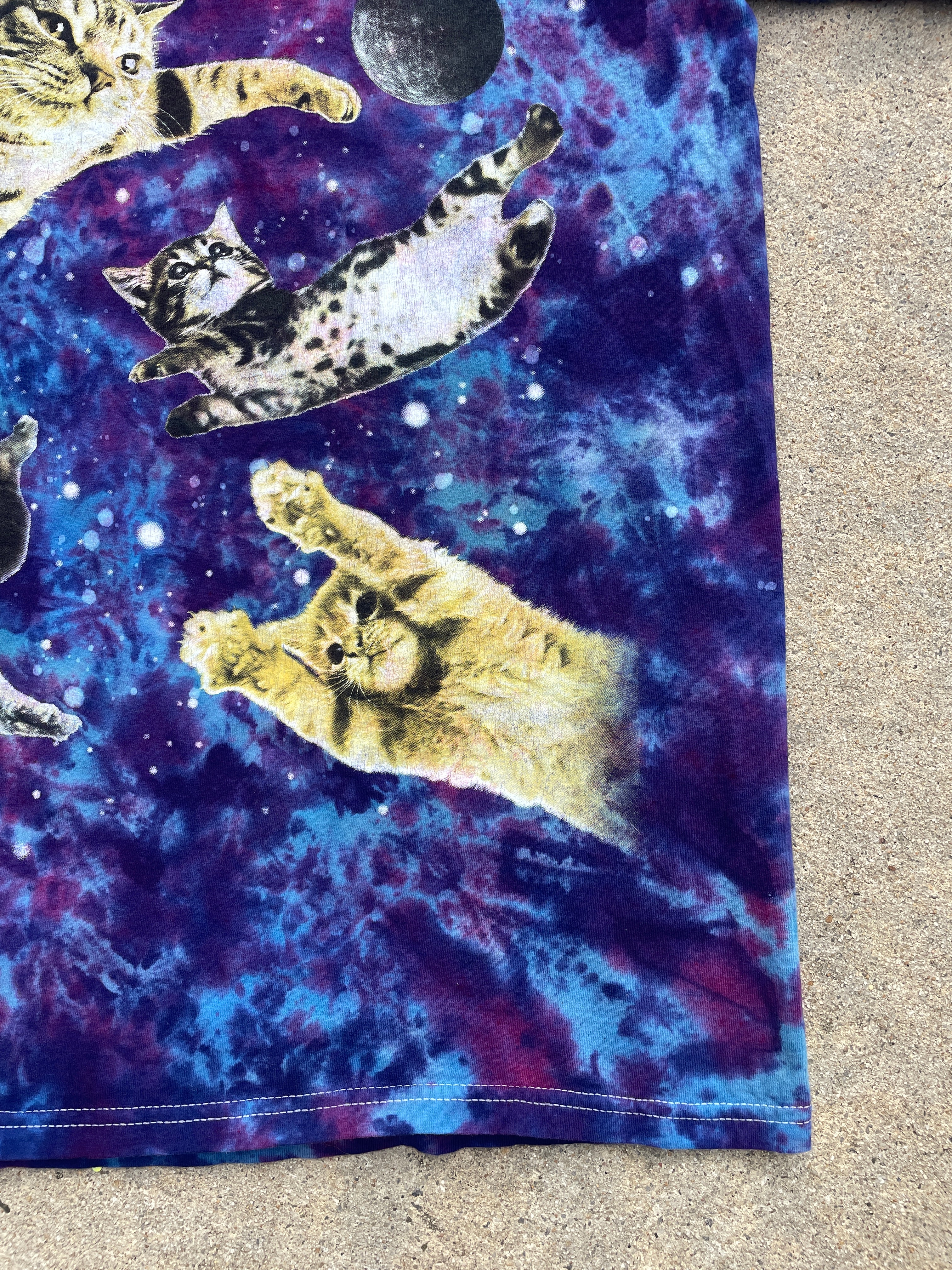 Cats in Space Blue and Purple Short Sleeve Galaxy Tie Dye T-Shirt | Men's Medium