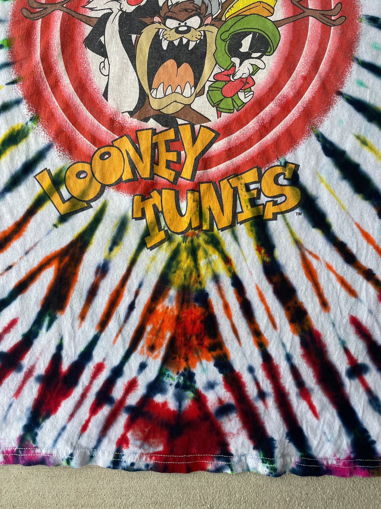 Large Men’s Looney Tunes Handmade Tie Dye T-Shirt | 90s Vintage Shirt | Rainbow Circle Pleated Tie Dye Short Sleeve