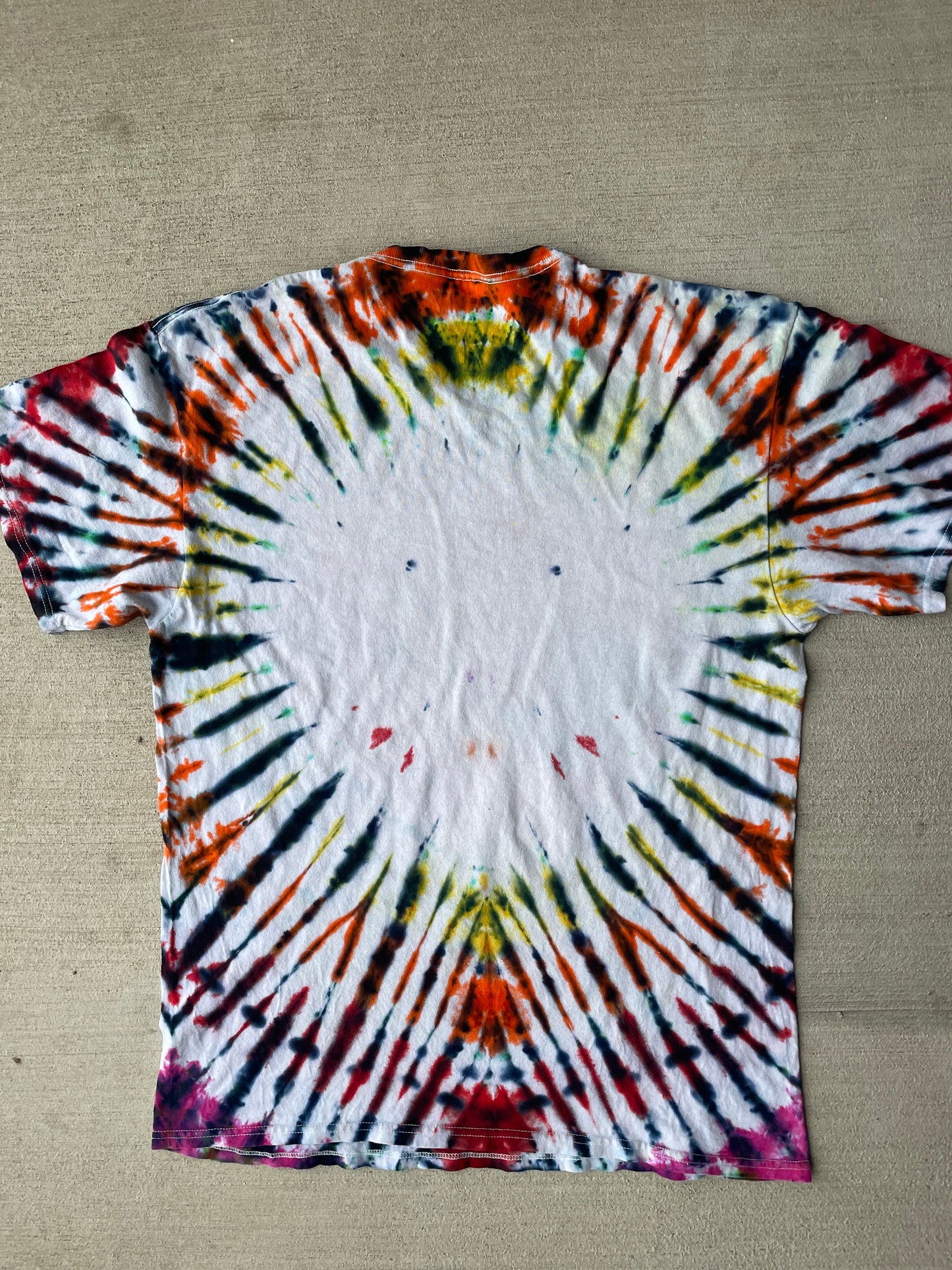 Large Men’s Looney Tunes Handmade Tie Dye T-Shirt | 90s Vintage Shirt | Rainbow Circle Pleated Tie Dye Short Sleeve