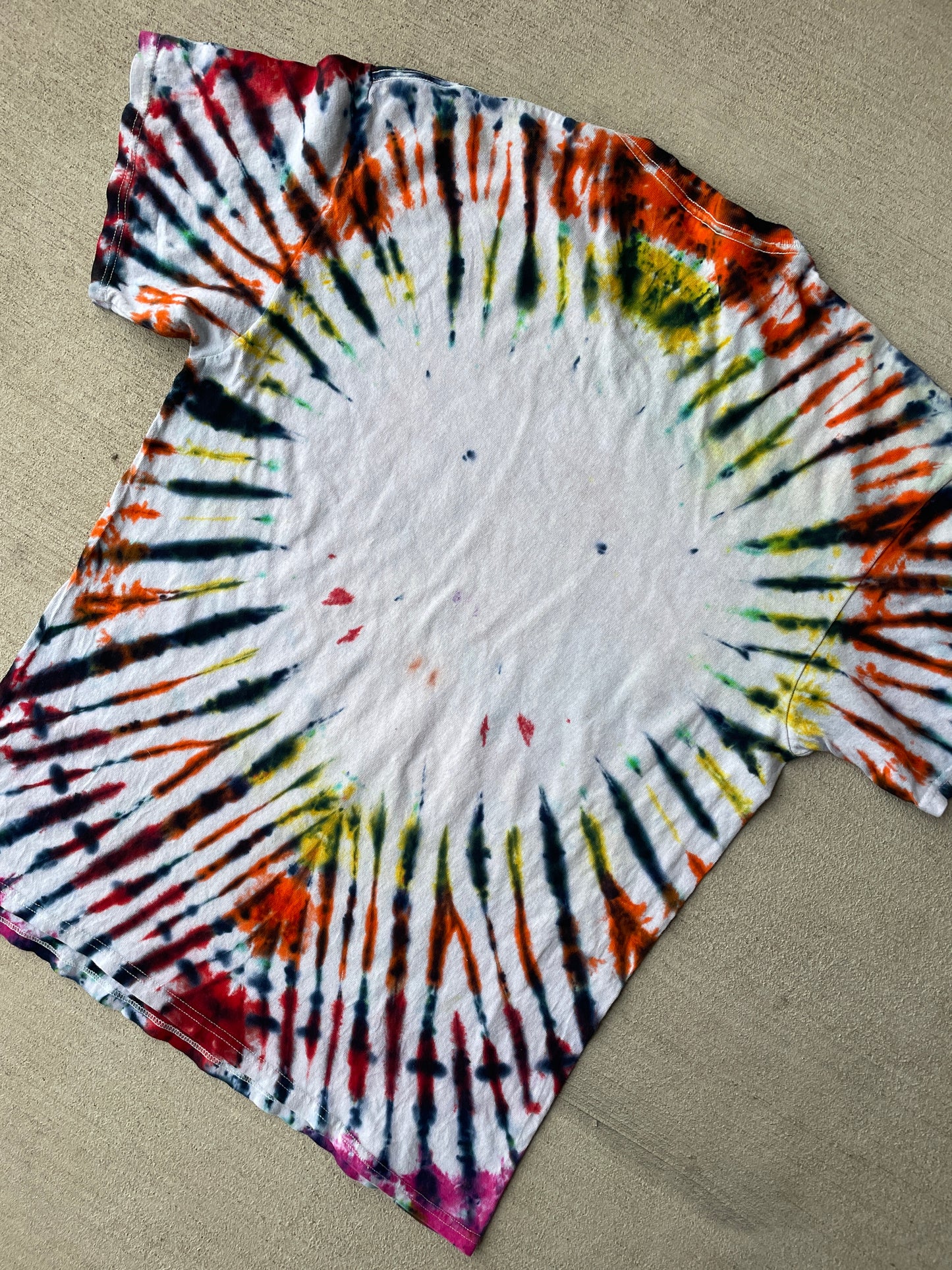 Large Men’s Looney Tunes Handmade Tie Dye T-Shirt | 90s Vintage Shirt | Rainbow Circle Pleated Tie Dye Short Sleeve