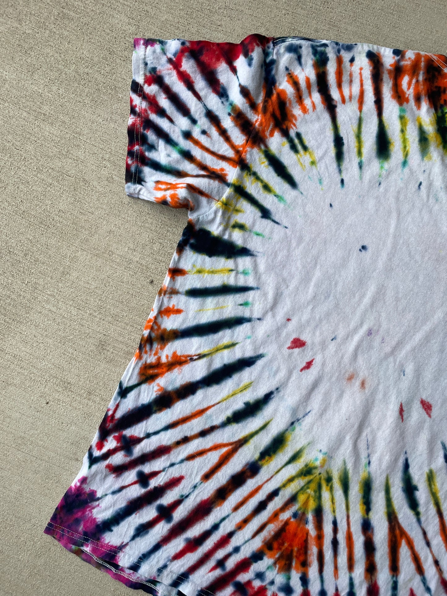 Large Men’s Looney Tunes Handmade Tie Dye T-Shirt | 90s Vintage Shirt | Rainbow Circle Pleated Tie Dye Short Sleeve
