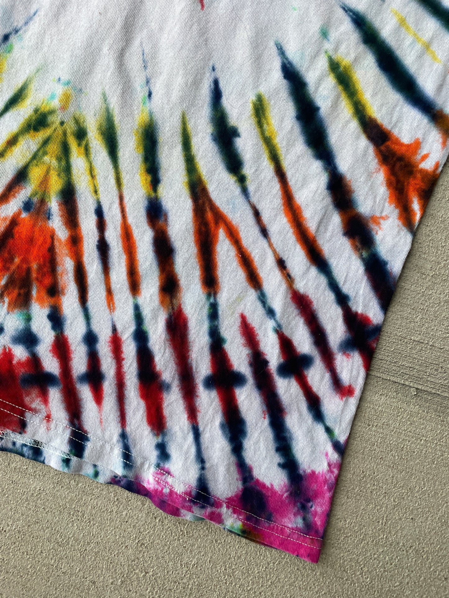 Large Men’s Looney Tunes Handmade Tie Dye T-Shirt | 90s Vintage Shirt | Rainbow Circle Pleated Tie Dye Short Sleeve